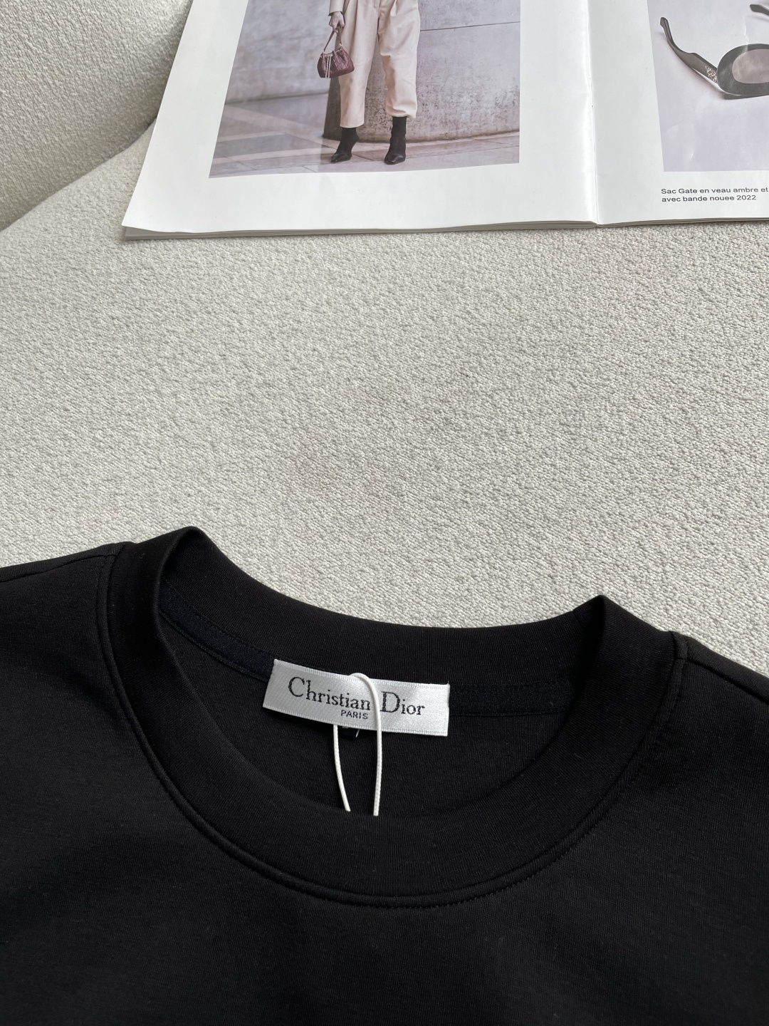 Dior 2026秋冬 圆领刺绣短袖T恤打底衫 元素性的Logo凸显休闲时尚魅力,依然独领时尚风骚.内搭好伴侣… 客供高