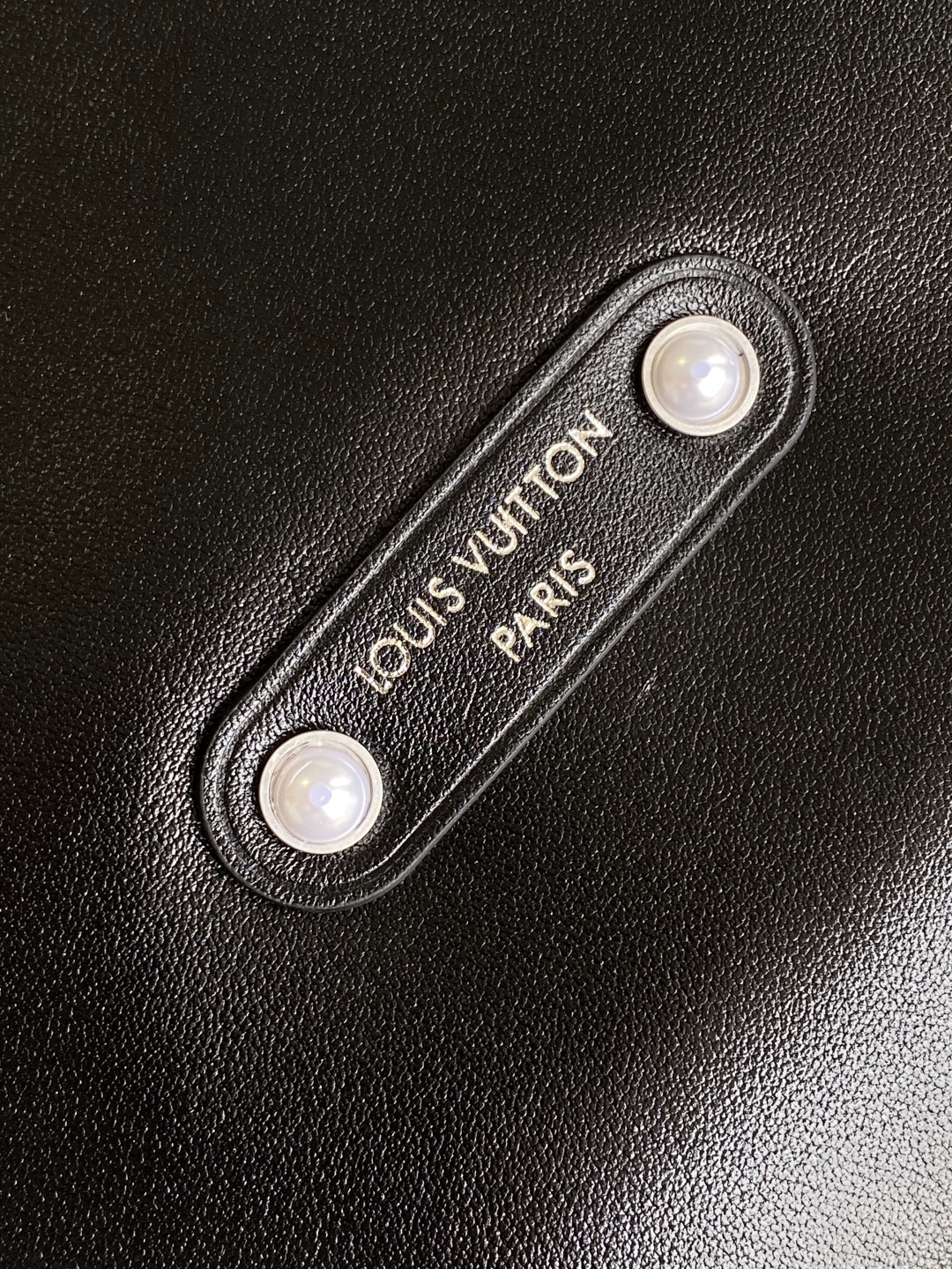 调价 P590¥💰 M13986黑色163c芯片   LV METIS 手袋  睿智明慧、精雕细琢，Monogram 帆布打造的 Métis 以自我态度实践承诺。 Métis 手袋着重线条与轮廓，它既具备了现代手袋所需的多功能性，又继承了路易威登传统的优雅迷人。 两条可脱卸肩带，可以用来手提、手挽或是肩背。
尺寸48x36x12cm，