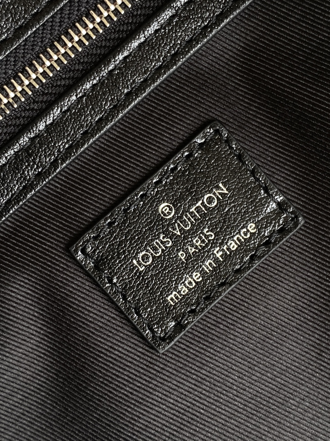 调价 P590¥💰 M13986黑色163c芯片   LV METIS 手袋  睿智明慧、精雕细琢，Monogram 帆布打造的 Métis 以自我态度实践承诺。 Métis 手袋着重线条与轮廓，它既具备了现代手袋所需的多功能性，又继承了路易威登传统的优雅迷人。 两条可脱卸肩带，可以用来手提、手挽或是肩背。
尺寸48x36x12cm，
