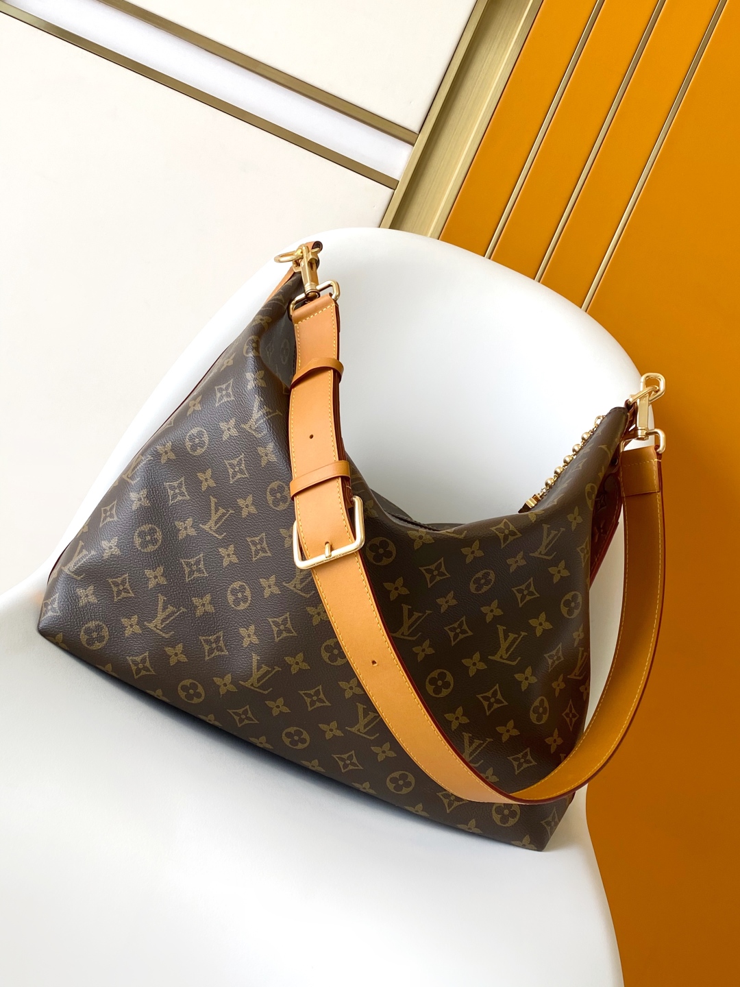 批💰520   动态163  顶级原单
【LV METIS 手袋】M14018 老花（复古）

本款 Monogram 帆布打造的 Métis 以自我态度实践承诺。 Métis 手袋着重线条与轮廓，它既具备了现代手袋所需的多功能性，又继承了路易威登传统的优雅迷人。 两条可脱卸肩带，可以用来手提、手挽或是肩背。

尺寸48x36x12cm