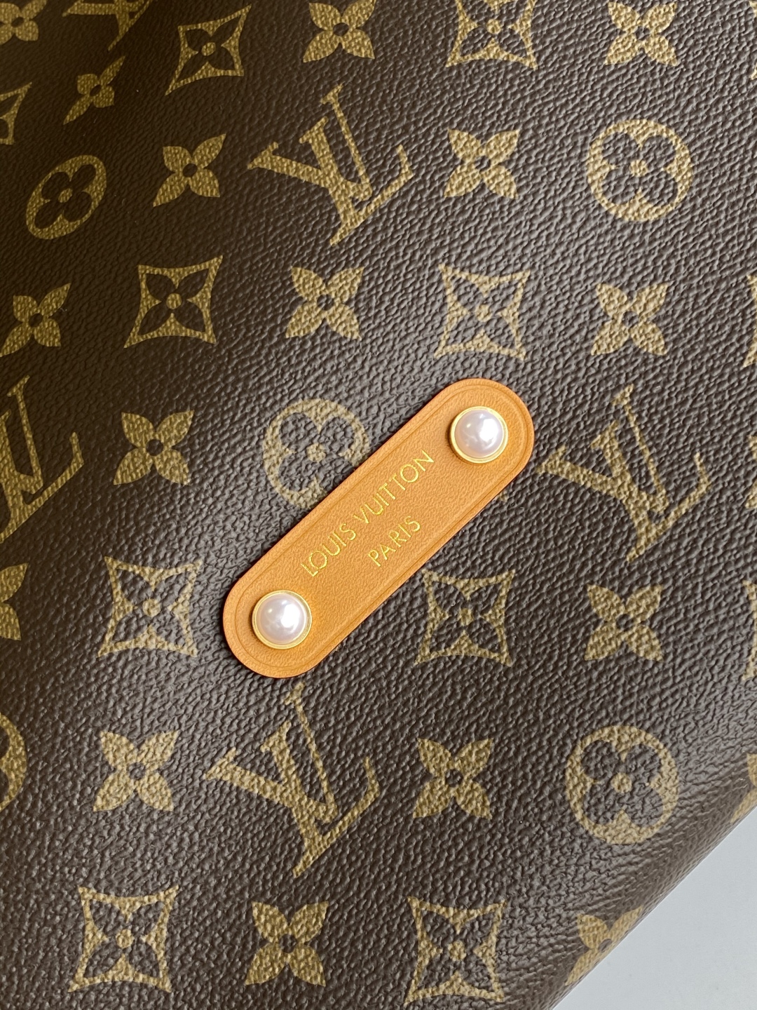 批💰520   动态163  顶级原单
【LV METIS 手袋】M14018 老花（复古）

本款 Monogram 帆布打造的 Métis 以自我态度实践承诺。 Métis 手袋着重线条与轮廓，它既具备了现代手袋所需的多功能性，又继承了路易威登传统的优雅迷人。 两条可脱卸肩带，可以用来手提、手挽或是肩背。

尺寸48x36x12cm