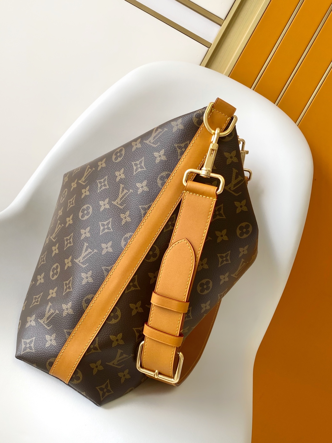 批💰520   动态163  顶级原单
【LV METIS 手袋】M14018 老花（复古）

本款 Monogram 帆布打造的 Métis 以自我态度实践承诺。 Métis 手袋着重线条与轮廓，它既具备了现代手袋所需的多功能性，又继承了路易威登传统的优雅迷人。 两条可脱卸肩带，可以用来手提、手挽或是肩背。

尺寸48x36x12cm