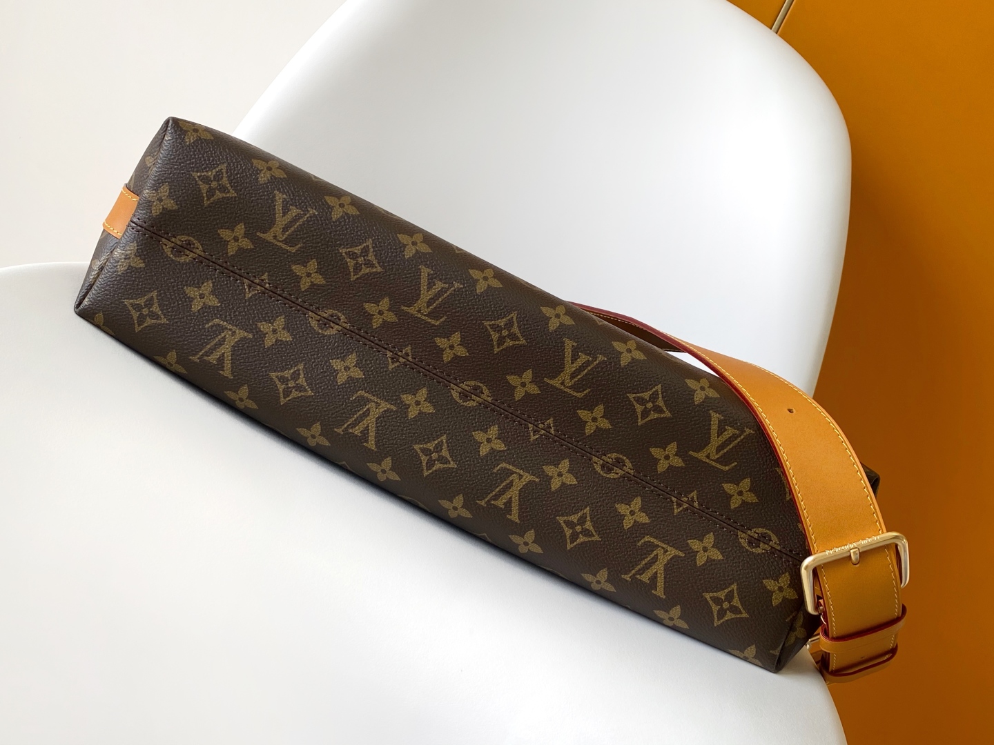 批💰520   动态163  顶级原单
【LV METIS 手袋】M14018 老花（复古）

本款 Monogram 帆布打造的 Métis 以自我态度实践承诺。 Métis 手袋着重线条与轮廓，它既具备了现代手袋所需的多功能性，又继承了路易威登传统的优雅迷人。 两条可脱卸肩带，可以用来手提、手挽或是肩背。

尺寸48x36x12cm