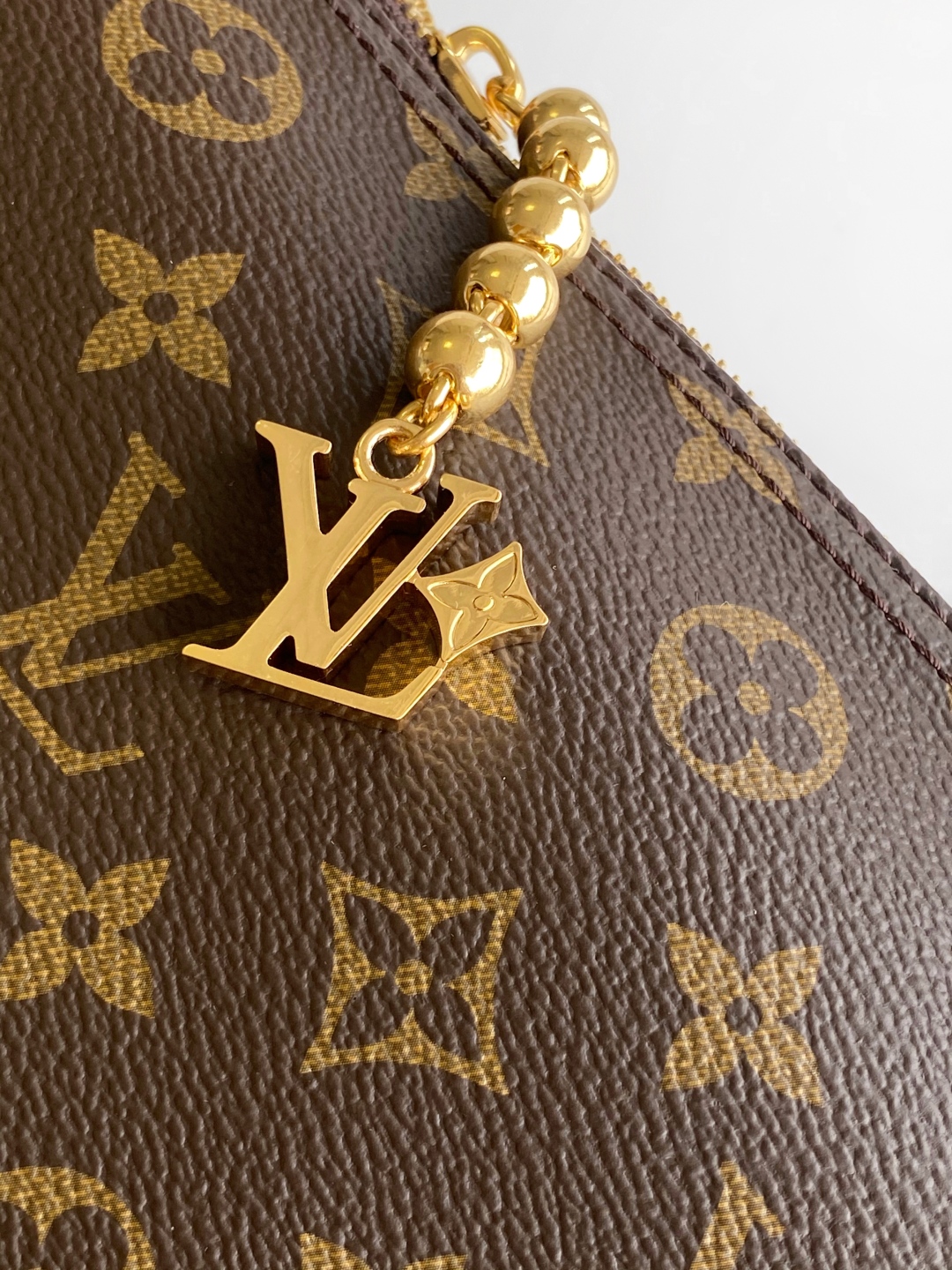 批💰520   动态163  顶级原单
【LV METIS 手袋】M14018 老花（复古）

本款 Monogram 帆布打造的 Métis 以自我态度实践承诺。 Métis 手袋着重线条与轮廓，它既具备了现代手袋所需的多功能性，又继承了路易威登传统的优雅迷人。 两条可脱卸肩带，可以用来手提、手挽或是肩背。

尺寸48x36x12cm