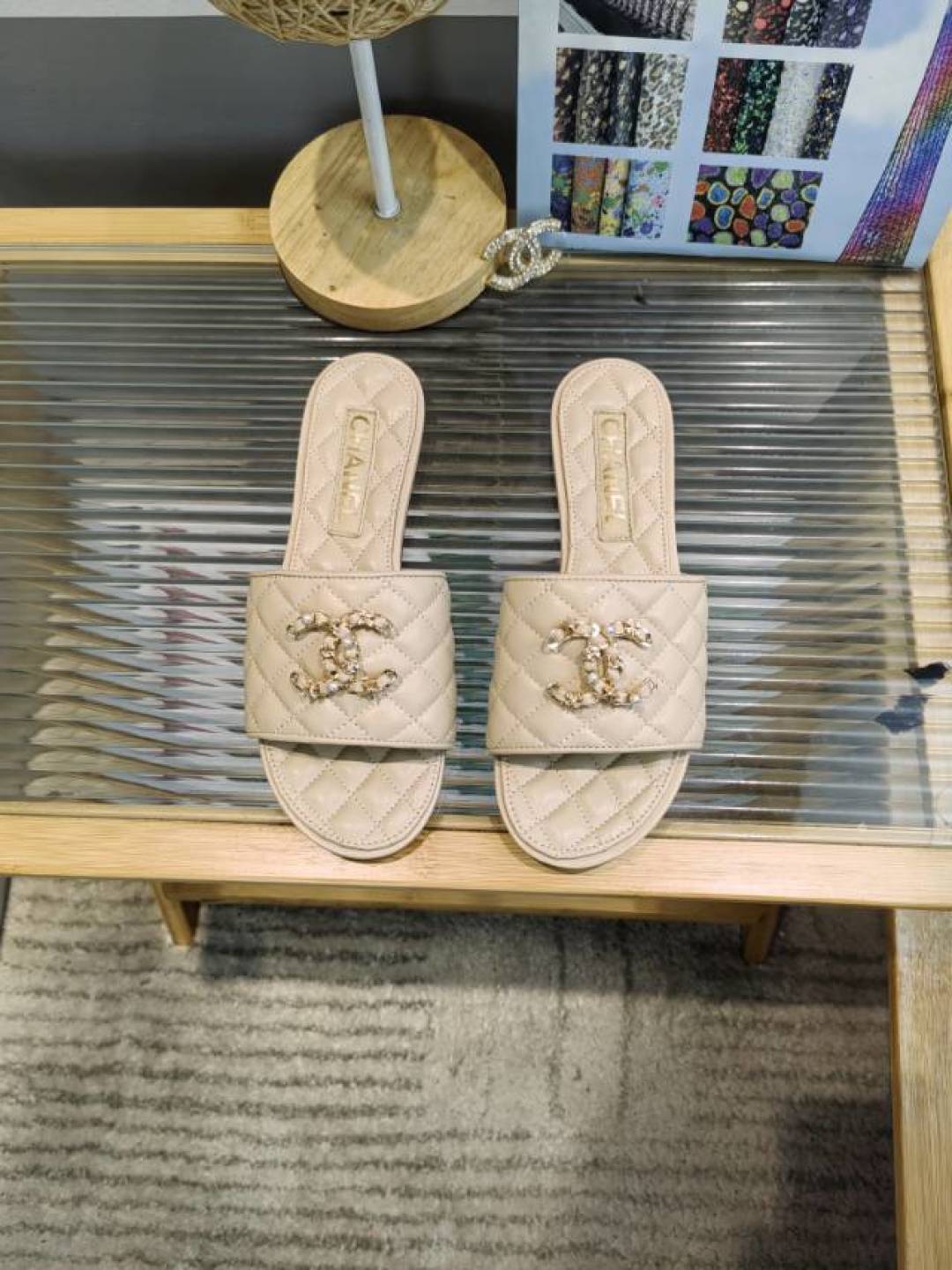 NO:259843,Top quality *Chanel 23 new diamond slippers, a must-have item for matching fragrant grandma powder in spring and summer!  Too Xian~ Custom imported lambskin noodles Sheepskin lining/foot pads Italy imported genuine leather sole Size35-39 (40.41 custom made without return or exchange), slippers, chanel, slippers, sheepskin, Leather soles19860909顶级品质 *香奈儿23新品菱格拖鞋 香奶奶粉春夏季搭配必备单品！太仙了～ 定制进口小羊皮面 羊皮内里/垫脚 意大利进口真皮大底 Size35-39（40.41订做不退换),拖鞋,chanel,slippers,sheepskin,Leather soles,Women's Shoes