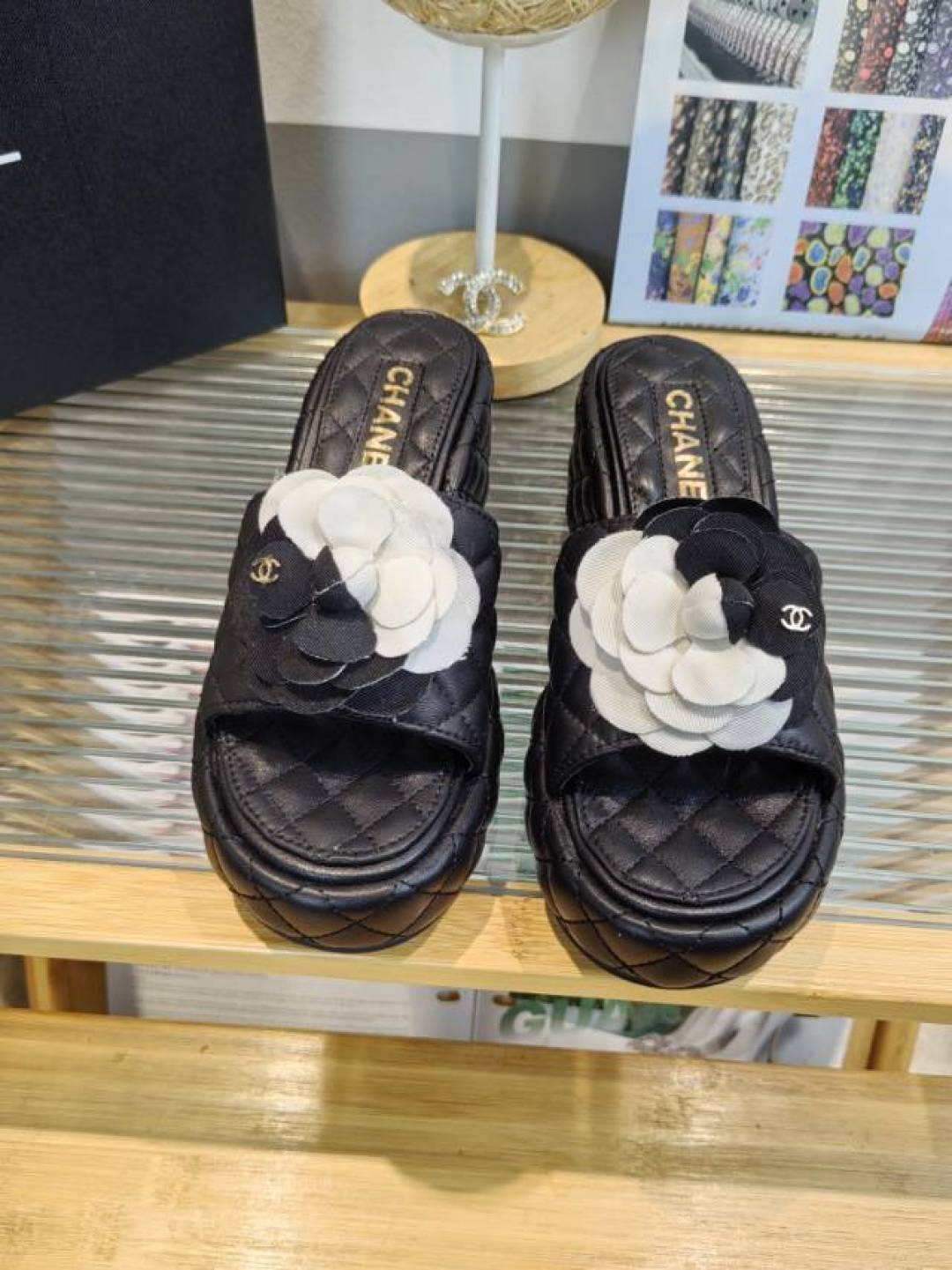 NO:266469,CHANE*｜Xiaoxiang 23p new large pair of C lazy thick-soled slippers. Everyone must have a pair in summer. Each color is very white. Classic large pair of C design. It is fashionable and not dragging on the feet. The foot feels soft and glutinous as if it is comfortable to step on bread. The upper is customized with original special fabric. The inside tiptoe is all sheepskin. The original molded sole. Size35-39 (customized by 40/41), slippers, chanel, slippers, sheepskin19860909CHANE*｜小香23p新品大双C懒人厚底拖鞋 夏天必须人手一双 每个色系都很显白 经典大双C设计 上脚就是洋气不拖沓 脚感是软糯糯的就像踩在面包上贼舒服 鞋面定制原版特殊布料 内里踮脚都是羊皮 原版开模大底 Size35-39（40/41定做）,拖鞋,chanel,slippers,sheepskin,Women's Shoes