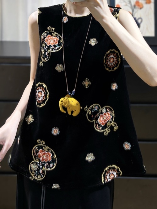 Elegant Embroidered Sleeveless Velvet Top with Round Neck - S to XL 1 Elegant Embroidered Sleeveless Velvet Top with Round Neck - S to XL