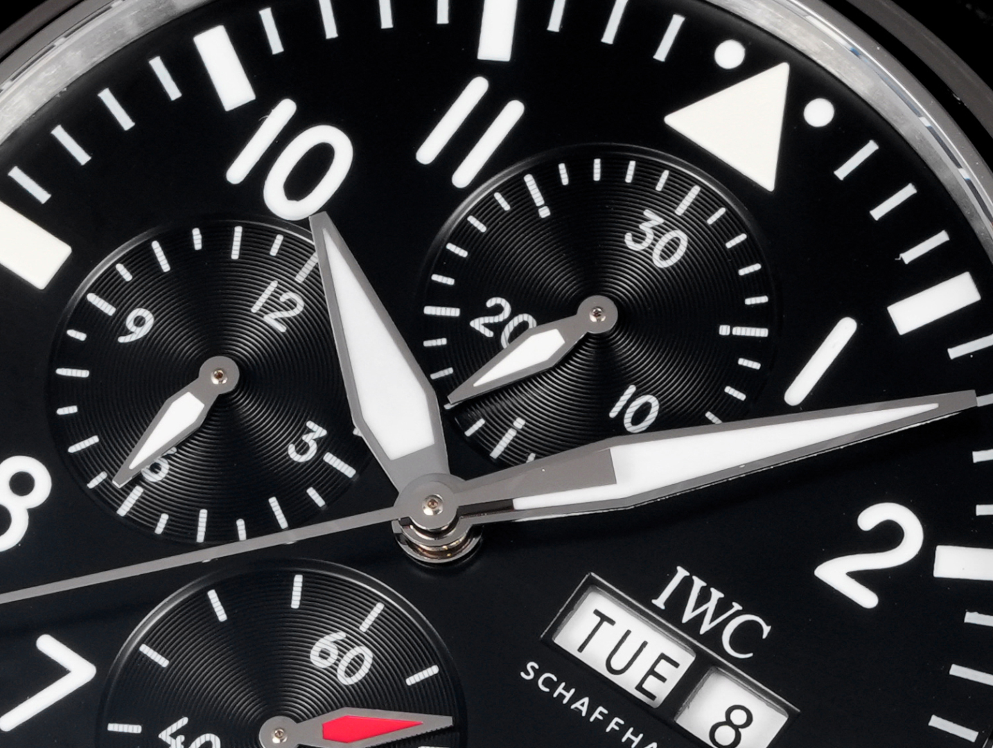 “New IWC Pilot IW388108 Watch: Titanium Effect, Classic Design, 7750 Movement, Horse Oil Green Trend” - 图片 5