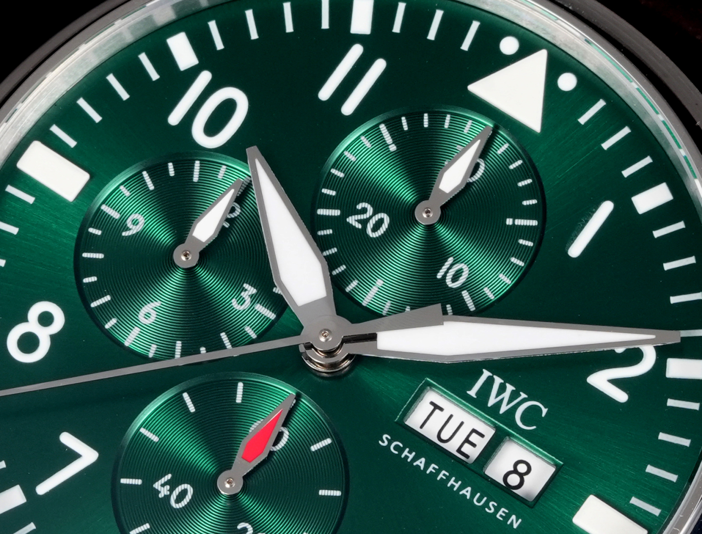 IWC New Pilot IW388108: Titanium Effect, Classic Design, Enhanced Power Storage - 图片 5