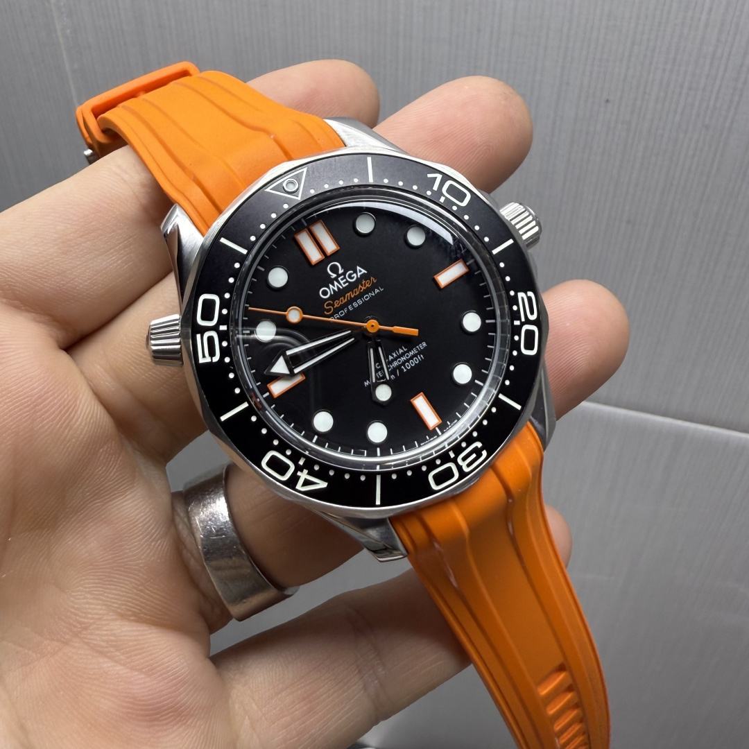 NO:340529,OVS new product The new Haima Mi Diving Watch Orange Needle Model Orange has become the iconic color of Omega Diving Watch. This classic and eye-catching color not only improves the readability and safety of the watch underwater, but also makes the Haima watch show a unique vitality and aesthetic design. The design of the new watch is retro and novel, continuing the arc-shaped sapphire mirror and oxalic acid anodized aluminum bezel. The case size is 42mm, and it uses a black aluminum dial. The central seconds hand and the scale hour marker are decorated with orange lacquer. The rhodium-plated hollow hands and hour markers are covered with white Super-LumiNova luminous coating, which can be read clearly in dark environments. The new orange-style watch has two different straps to choose from. It is equipped with the Omega 8806 Master Chronicle movement, with excellent performance. OVS is a must-have, omega19860909OVS新品 全新海马米潜水表橙针款 橙色已成为欧米茄潜水表的标志性颜色 这一经典醒目的颜色不仅提升了腕表在水下的可读性和安全性,更让海马腕表呈现出独特的活力与美学设计,全新腕表的设计复古又不失新意,延续了弧拱 形蓝宝石表镜以及草酸阳极氧化铝表圈 腕表表壳尺寸为42mm,采用黑色铝质表盘,腕表中央秒针以及刻度时标军饰以橙色亮漆,镀铑镂空指针和时标均覆以白色Super-LumiNova 夜光涂层,可在黑暗环境中清晰读时.全新橙色风格腕表有两种不同表带可供选择 ,内部搭载欧米茄8806至臻天文台机芯,性能卓越,OVS出品 必属精品,,omega,Watch