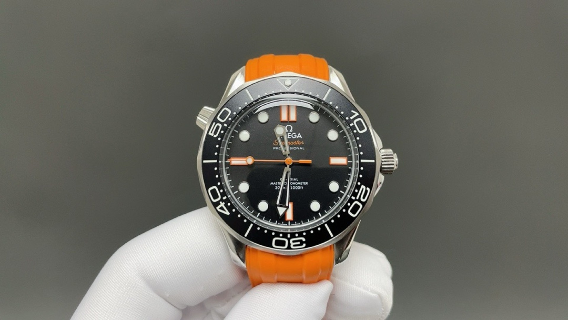 NO:821799,OVS new product New Seamaster Diver Watch Orange Needle Orange has become the iconic color of Omega dive watches. This classic and eye-catching color not only improves the readability and safety of the watch underwater, but also gives the Seamaster watch a unique vitality and aesthetic design. The design of the new watch is retro yet innovative, continuing the arc-shaped sapphire mirror and oxalic acid anodized aluminum bezel.  The size of the watch case is 42mm, with a black aluminum dial. The central seconds hand and scale hour markers are decorated with orange lacquer. The rhodium-plated hollow hands and hour markers are covered with white Super-LumiNova, which can be clearly read in dark environments. The new orange style watch has two different straps to choose from. It is equipped with the Omega 8806 Master Chronometer movement. It has excellent performance and is produced by OVS. It must be a boutique product. Omega19860909OVS新品 全新海马米潜水表橙针款 橙色已成为欧米茄潜水表的标志性颜色 这一经典醒目的颜色不仅提升了腕表在水下的可读性和安全性,更让海马腕表呈现出独特的活力与美学设计,全新腕表的设计复古又不失新意,延续了弧拱 形蓝宝石表镜以及草酸阳极氧化铝表圈 腕表表壳尺寸为42mm,采用黑色铝质表盘,腕表中央秒针以及刻度时标军饰以橙色亮漆,镀铑镂空指针和时标均覆以白色Super-LumiNova 夜光涂层,可在黑暗环境中清晰读时.全新橙色风格腕表有两种不同表带可供选择 ,内部搭载欧米茄8806至臻天文台机芯,性能卓越,OVS出品 必属精品,,omega,Watch