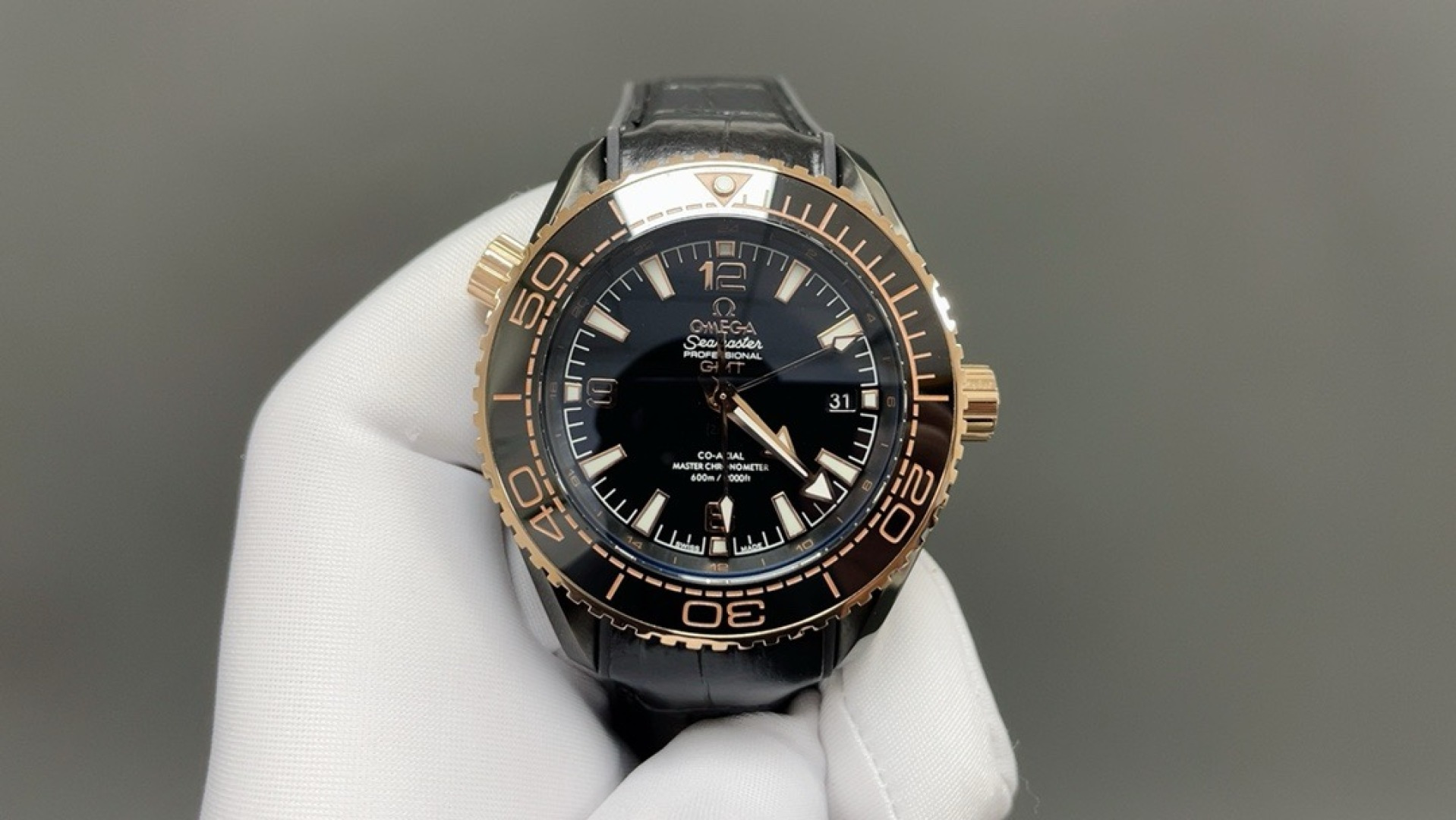 NO:586008,OVS Factory Omega-Haimami GMT Classic King Fried!  Not only can you dive, but you can also fly around the world, which is a hidden luxury in daily commuting!  The watch diameter is 45.5mm. The texture is explosive, original 8906 automatic movement, double T shock absorber!  Dual time zone GMT｜60 hours power reserve Meter waterproof + helium escape valve｜Professional diving level Sapphire crystal｜anti-scratch and wear-resistant rubber strap｜comfortable fit, perfect sporty feel Black to the extreme, with its own style. Produced by OVS, it must be a high-quality product, omega19860909OVS Factory 欧米茄-海马米 GMT经典王炸！不仅能潜水还能环球飞行更是日常通勤中的隐奢担当！表径45.5mm.质感炸裂,原装8906自动机芯,双T避震！双时区GMT｜60小时动储 米防水＋排氦阀｜专业潜水级别 蓝宝石表镜｜抗刮耐磨 橡胶表带｜舒适贴合、运动感满分 黑到极致,自成格调. OVS出品 必属精品,,omega,Watch