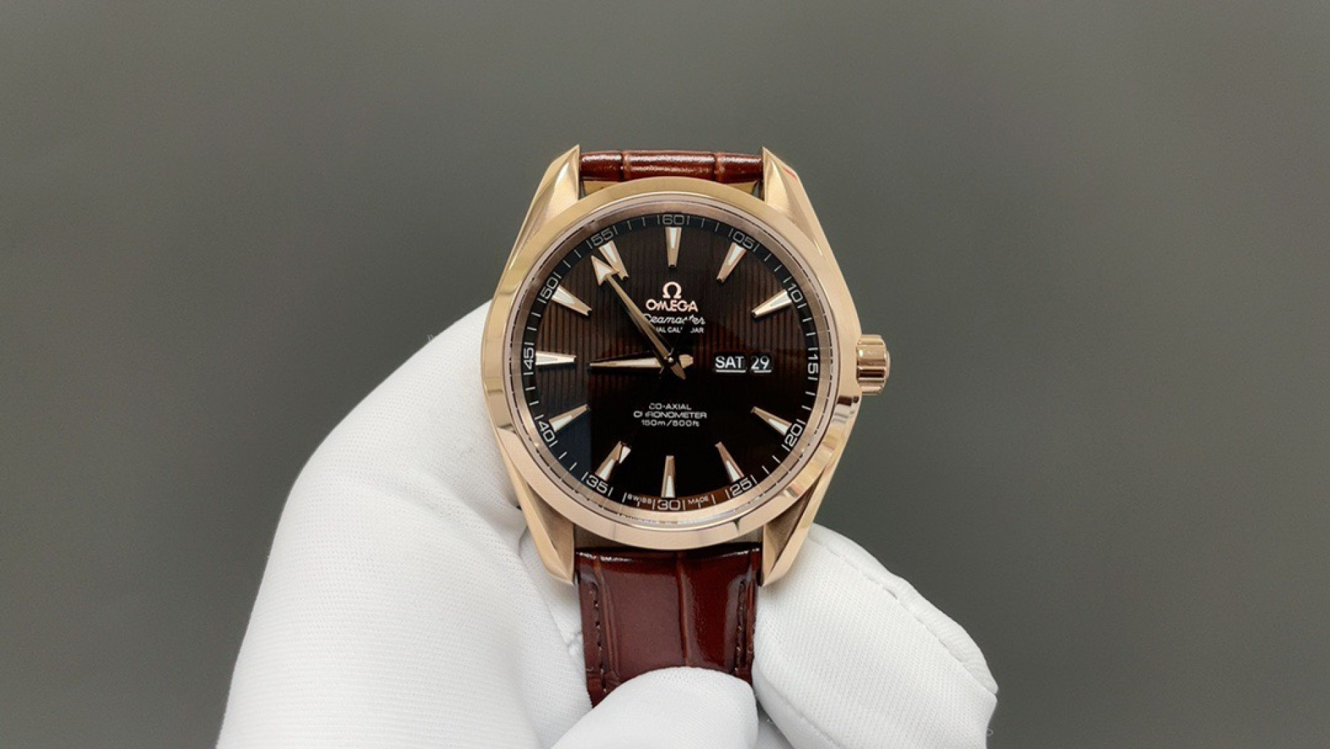 NO:586034,OVS Factory highly recommends the Omega Seamaster Aqua Terra rice watch. The dual calendar model has a diameter of 43MM and is gold in size. It is suitable for most wrist sizes and can be held in daily commuting and formal occasions!  1. Upgraded details: The dial details are deeply reproduced and aligned with the genuine product. Every texture has been carefully crafted to restore the classic texture; 2. The crown is optimized to use a screw-in design, with embossed craftsmanship and a new 'conical' shape, which not only improves recognition, but also makes debugging operations easier;  3. The carefully crafted 316L stainless steel case is made of exclusive CNC technology and has a fine texture and is wear-resistant. It is paired with arched super wear-resistant glass to effectively resist daily scratches. The checkered pattern on the dial is clear and well-proportioned, and the visual layer is rich; 4. The core configuration is equipped with a fully automatic/8501 mechanical movement, which provides stable and accurate travel time, fully demonstrating the charm and strength of a mechanical watch. OVS  Factory's ingenious masterpiece, just to restore the excellent quality of classic watches, we sincerely invite all watch friends to taste it, omega, gold19860909OVS Factory 重磅推荐欧米茄海马系列Aqua Terra 米腕表 双历款直径43MM黄金尺寸,适配多数腕围,日常通勤与正式场合皆能hold住！ 1.细节升级表盘细节深度复刻,与正品一致对版,每一处纹路都经过精雕细琢,还原经典质感； 2.表冠优化采用旋入式设计,搭配凸雕工艺与全新“圆锥形”造型,不仅提升辨识度,更让调试操作更顺手； 3.材质用心316L精钢表壳经独家CNC工艺打造,质感细腻且耐磨损；搭配拱形超强耐磨玻璃,有效抵御日常刮擦,表盘格仔纹路清晰匀称,视觉层次丰富； 4.核心配置搭载全自动/8501机械机芯,走时稳定精准,尽显机械腕表的魅力与实力. OVS Factory匠心力作,只为还原经典腕表的卓越品质,诚邀各位表友品鉴,,omega,gold,Watch