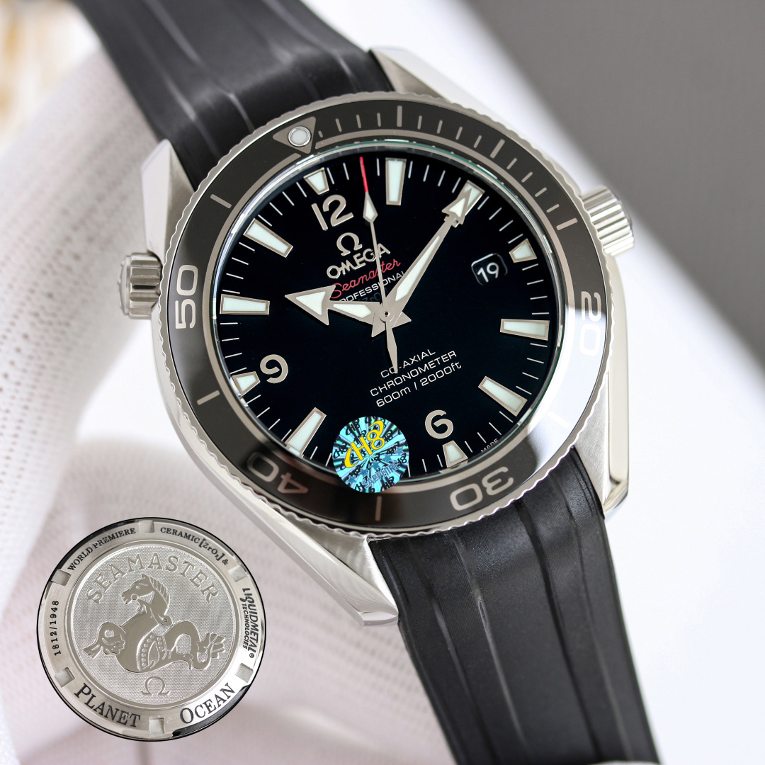 NO:585990,Factory N’s latest masterpiece V6 upgraded version Seamaster series limited edition V6 version [Movement]: 2824 movement (the same movement as the original) [Case]: 316L stainless steel Full CNC processing [Bezel]: Korean imported ceramic powder fired embryo liquid metal ceramic ring [Mirror]: Sapphire crystal glass Double-layer air coating + light blue coating [Strap]: 316L stainless steel parts  The brushing process highlights the quality [Dial]: 0.4mm Korean imported ceramics + 0.3mm copper bottom splicing, and then use a laser to drill hundreds of holes on the 0.4mm ceramic sheet, while ensuring that the ceramic surface will not break. [Nails]: The digits are more three-dimensional than before, and the filling method of luminous bumps also breaks through technical difficulties.19860909N厂最新力作 V6升级版本 海马系列限量款 V6版本【机芯】:2824机芯（同真品一致的机芯）【表壳】:316L不锈钢 全程CNC加工【表圈】:韩国进口陶瓷粉烧胚液态金属陶瓷圈【镜面】:蓝宝石水晶玻璃 双层空气镀膜+淡蓝色镀膜【表带】:316L精钢散件 拉丝工艺彰显品质【表盘】:0.4mm韩国进口陶瓷+0.3mm铜底拼接,再使用激光在0.4mm的陶瓷片上打孔数百个,又要保证陶瓷面不会碎裂.【字钉】:字钉相对之前 更为立体 夜光凸起的填充方式也突破了技术难关.,,Watch