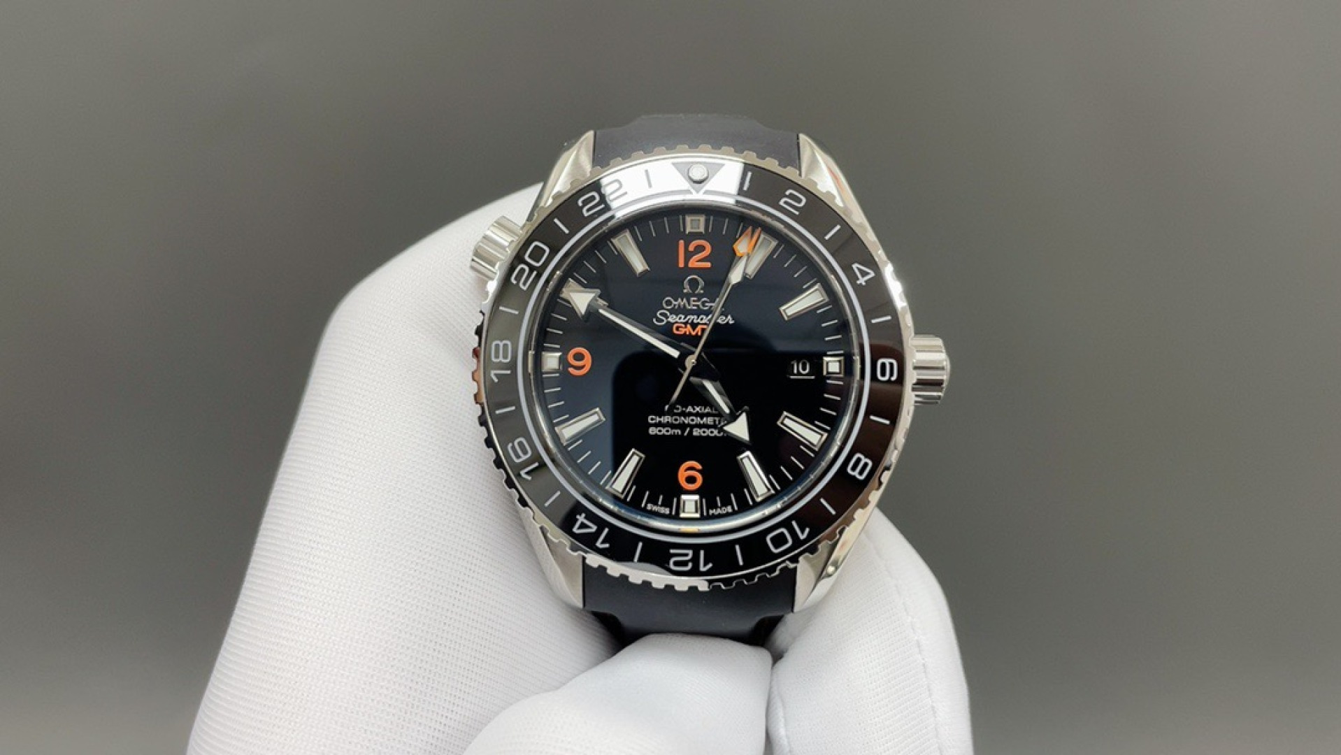 NO:585999,OVS Factory Omega-Haimami GMT Classic King Fried!  Not only can you dive, but you can also fly around the world, which is a hidden luxury in daily commuting!  The watch diameter is 45.5mm. The texture is explosive, original automatic movement, double T shock absorber!  Dual time zone GMT｜60 hours power reserve Meter waterproof + helium escape valve｜Professional diving level Sapphire crystal｜anti-scratch and wear-resistant fluorine rubber strap｜comfortable fit, perfect sporty feel Black to the extreme, with its own style. Produced by OVS, it must be a high-quality product, omega19860909OVS Factory 欧米茄-海马米 GMT经典王炸！不仅能潜水还能环球飞行更是日常通勤中的隐奢担当！表径45.5mm.质感炸裂,原装自动机芯,双T避震！双时区GMT｜60小时动储 米防水＋排氦阀｜专业潜水级别 蓝宝石表镜｜抗刮耐磨 氟橡胶表带｜舒适贴合、运动感满分 黑到极致,自成格调. OVS出品 必属精品,,omega,Watch