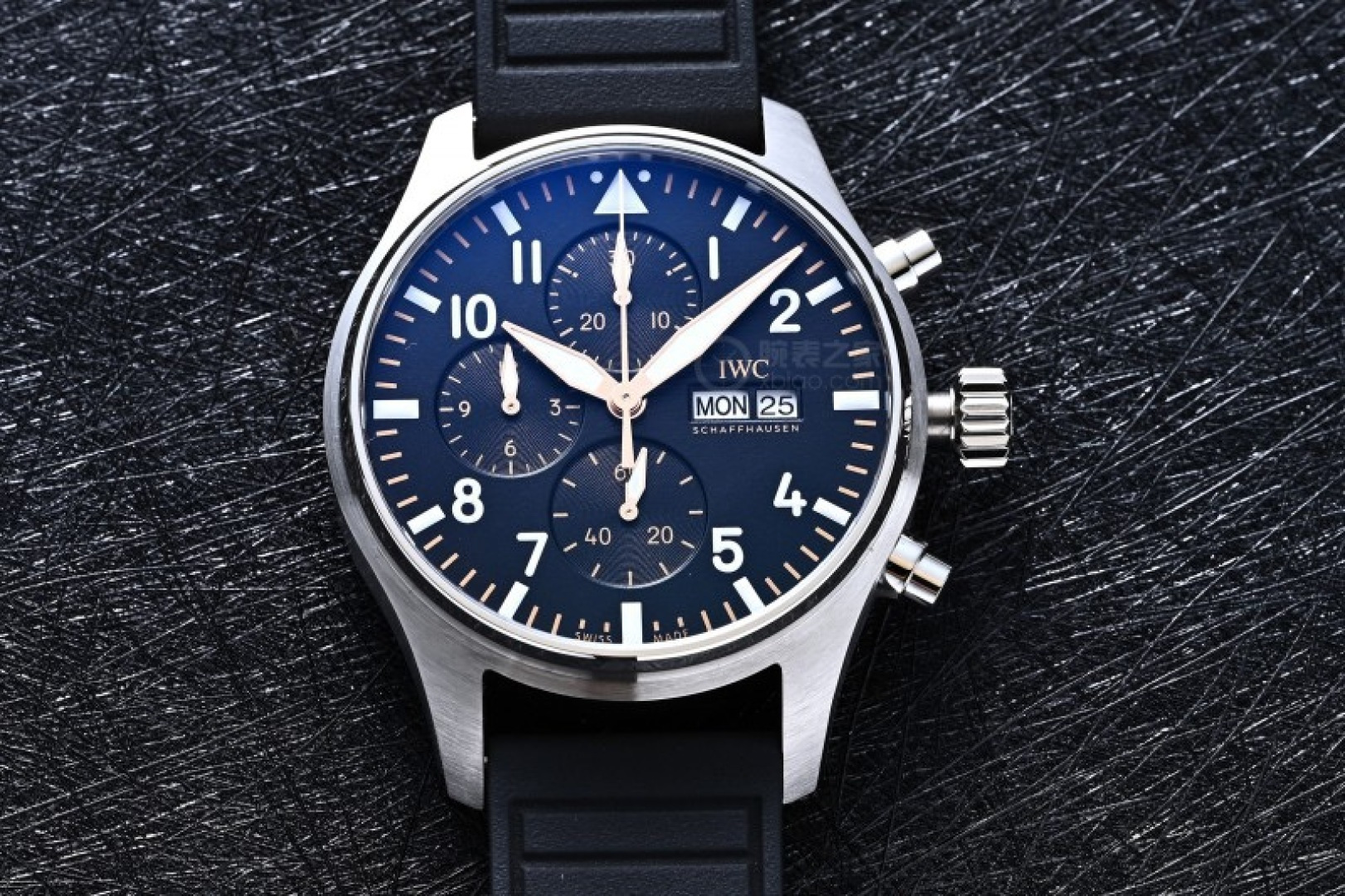 NO:552671,TWS Factory This is a limited edition watch jointly produced by IWC and the movie 'F1'. It caused a lot of discussion as soon as it was put on the shelves. After all, IWC has cooperated very closely with the F1 Mercedes-Benz team in recent years. This pilot series chronograph watch 43   APXGP continues the consistent tool watch style of the pilot series to pay tribute to the 'APXGP' team in the movie. The black dial is paired with white and gold Arabic numerals, which makes the contrast clear and beautiful. The diameter of the 43 mm watch and the thickness of 14.5 mm are standard sizes for chronographs. The 3 o'clock position is the day and date display, as well as the brand's logo. Although there are many functions, the overall look is not messy at all. The rubber strap and stainless steel case have a strong sporty atmosphere.  , suitable for people who like racing culture, or who usually wear casual style. Through the back of the watch, you can see the self-made 69385 automatic chronograph movement, 33 jewels, vibration frequency 28800, power reserve 46 hours, it is not amazing, but as a watch  This self-produced chronograph movement has no shortcomings in daily use. But if you are an F1 fan, then this watch does have a bit of a sentimental bonus. Simply put, it is more like a tool watch with a backstory, designed for people who are both passionate and practical. TWS   Factory must be a high-quality product. Welcome watch friends from all walks of life to taste it,,iwc19860909统一 TWS Factory 这一款是万国和电影《F1》联名出的限量表,一上架就引起不少讨论,毕竟IWC这几年已经和F1奔驰车队合作得非常紧密.这款飞行员系列计时腕表43 APXGP延续了飞行员系列一贯的工具表风格,来致敬电影中“APXGP”车队.黑色表盘搭配白、金色阿拉伯数字时标,对比清晰又好看.43毫米的表径加上14.5毫米的厚度,属于计时表里的标准尺寸.3点位是星期和日期显示,还有品牌的logo,功能虽然多,但是整体看起来一点都不乱.橡胶表带和精钢壳搭配,运动气息比较浓,适合喜欢赛车文化、或者平时穿着偏休闲风的人.背透表底能看到自家69385自动计时机芯,33颗宝石,振频28800,动力储备46小时,说不上惊艳,但作为一枚自产计时机芯,日常使用没什么短板.但要是你是F1粉丝,那这款表确实有点情怀加成.简单说,它更像一块有背景故事的工具表,专为热血与实用兼顾的人设计.TWS Factory 必属精品 欢迎各路表友品鉴,,iwc,Watch