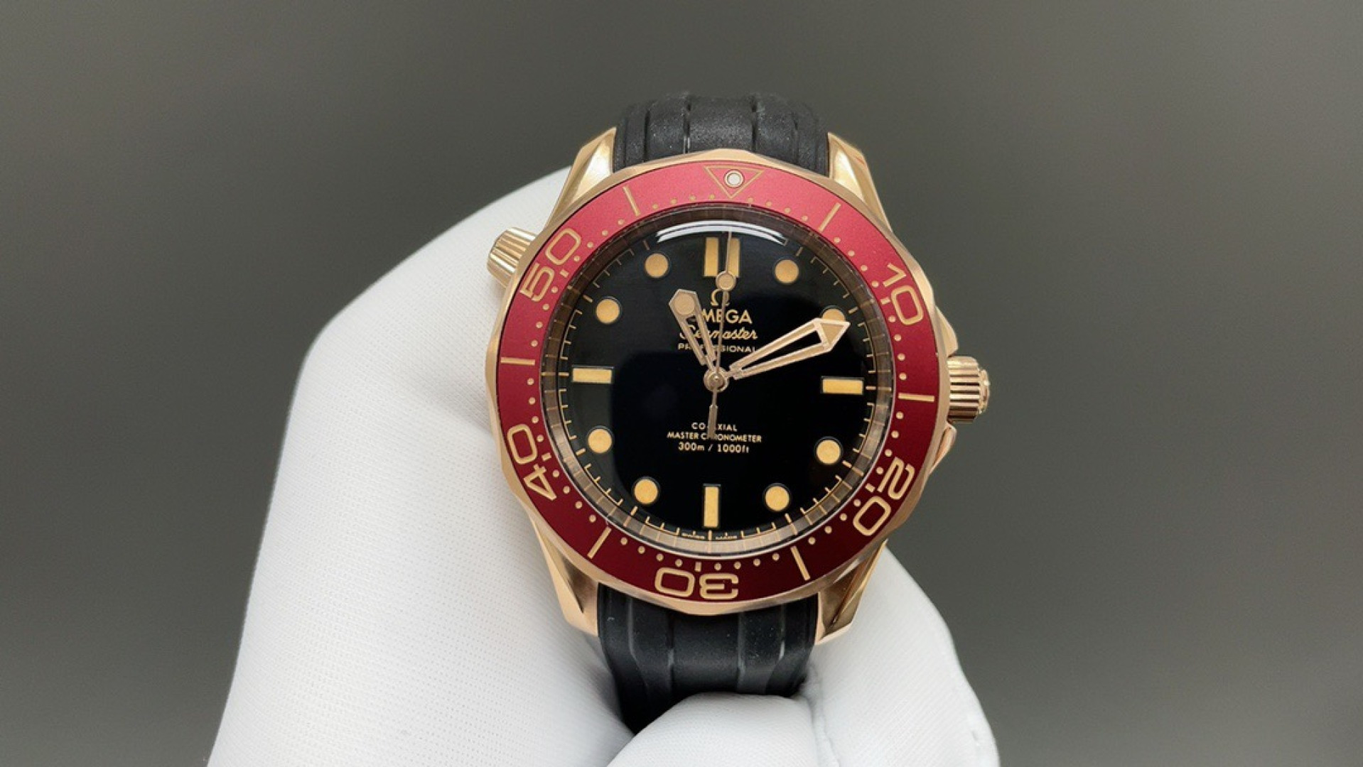 NO:586075,OVS Factory's latest product 007 is a beautiful fusion of bronze gold and burgundy red hippocampus rice, metal Milan bracelet, aluminum oxide bezel and dial, arc-shaped sapphire crystal glass, showing an aesthetic style that combines retro and modern.,19860909OVS Factory 最新出品007 青铜金与勃根地红的绝美融合海马米 ,金属米兰链带,氧化铝表圈与表盘,圆弧形蓝宝石水晶玻璃,展现复古与现代结合的美学风格.,,Watch