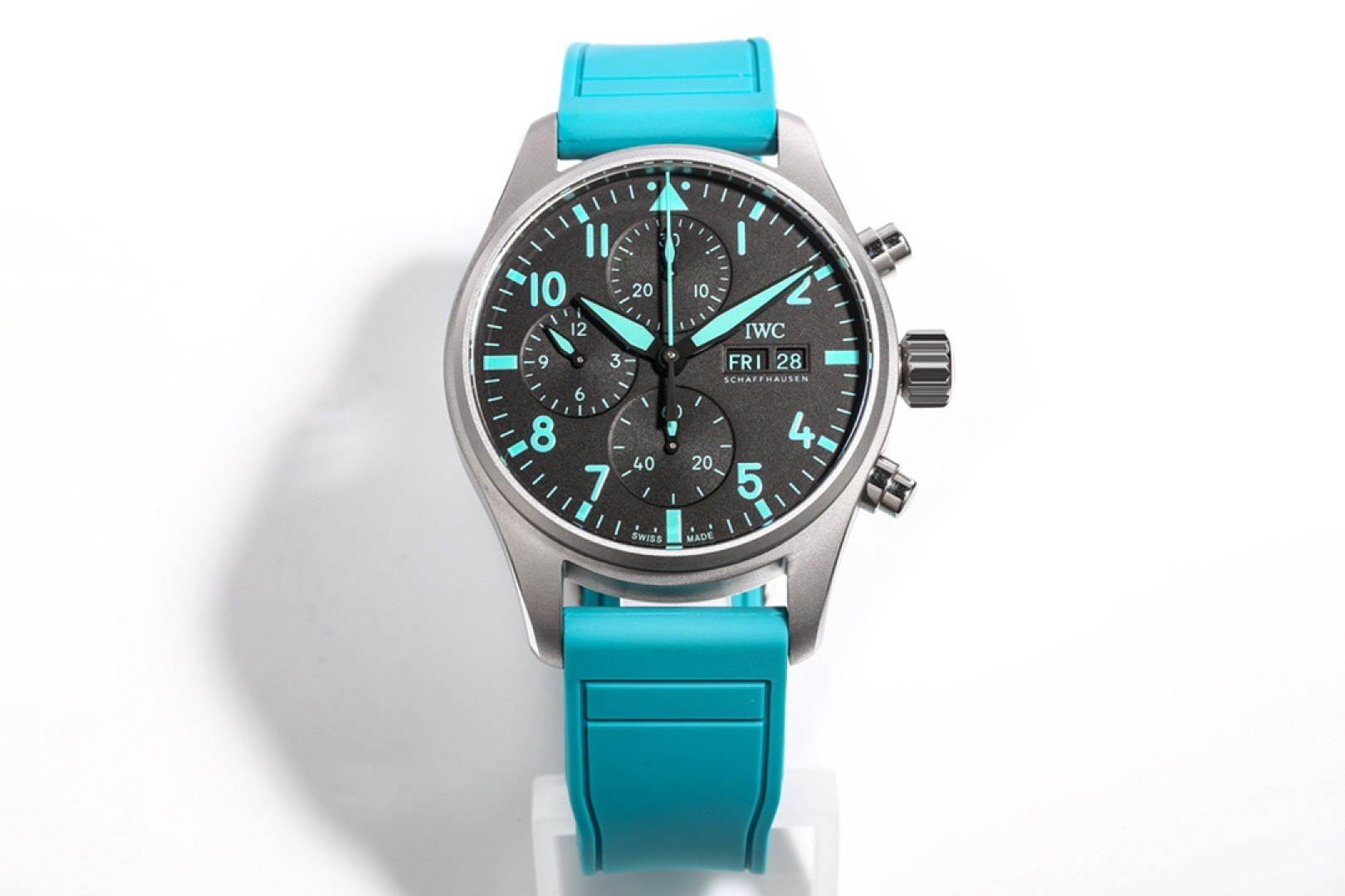 NO:765238,TWS new product, IWCAMG engineers join forces, full of sultry IWC pilot's new IW388108 1. The watch is treated with sandblasting matte technology to present a titanium effect, with mature workmanship, clear and three-dimensional lines, harmonious color matching, and very versatile. 3. The dial design continues the pilot's classic cockpit dashboard style. The Petronas Green color combination gives the watch a brand new look and is full of sultry.  4. The new transparent bottom design adopts the modified self-produced 69385 self-winding mechanical movement, which can provide the watch with a 46-hour power reserve when fully wound. 5. The double-layer light blue anti-vertigo coating allows for clearer reading. It continues the classic appearance of the previous model, and Petronas Green has also become a hot spot this year. It is definitely the most universal watch. 6. No expense is spared to open the original mold, and it is paired with a quick-release fluororubber strap/quick-release woven belt exclusively developed by the counter. Welcome to taste this masterpiece of TWS!  ,,iwc19860909TWS 新品 IWCAMG工程师强强联手 骚气十足 IWC万国飞行员新款IW388108 1.腕表采用喷砂哑光技术处理呈现钛效果,做工成熟,线条清晰而富有立体感,颜色搭配和谐,非常百搭.3.表盘设计延续飞行员经典的驾驶舱仪表盘风格 马石油绿颜色搭配使腕表焕然一新 骚气十足 4.全新透底设计采用改自产69385型自动上链机械机芯,上满链后能为腕表提供46小时动力储存 5.双层浅蓝色防眩晕镀膜更能清楚的读时,延续的前作的经典外观,马石油绿也成为今年的大热门 绝对是最具万国气质的腕表 6.不惜成本原装开模 搭配专柜独家研发快拆氟橡胶表带/快拆编织皮带 TWS匠心巨作 欢迎品鉴！,,iwc,Watch