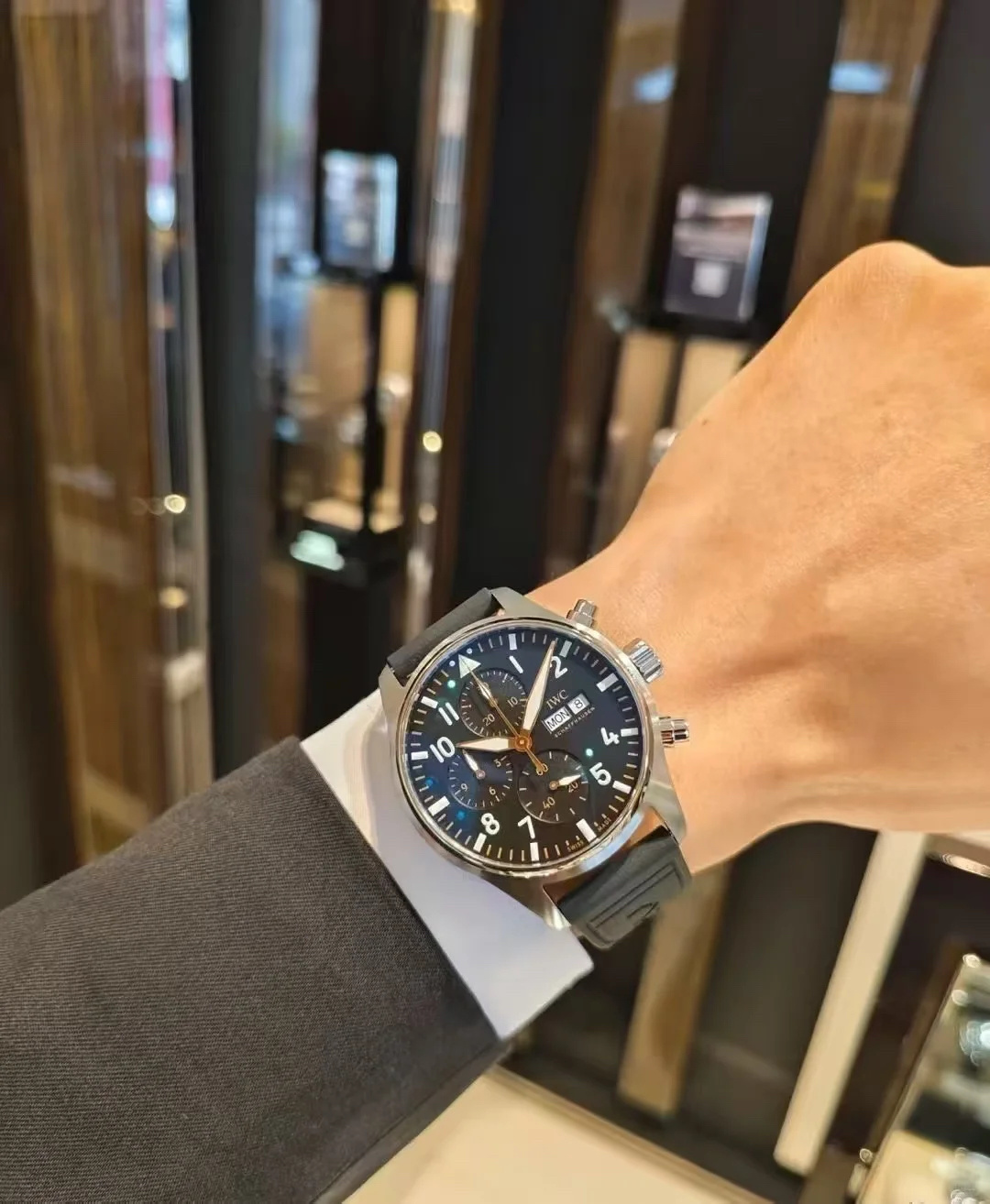 NO:641158,Produced by TWS TWS Factory new product IWC IWCAMG N9 engineers join forces to create a very exciting pilot series IWC pilot new IW389409 'Miramar' special edition 1. The watch uses a 904 stainless steel case with a 'Miramar' light blue dial and a fluororubber strap  , is the first time that IWC has used colors jointly created with Pantone in a stainless steel watch. It has mature workmanship, clear and three-dimensional lines, harmonious color matching, and is very versatile. 2. The dial design continues the pilot’s classic cockpit dashboard style. The light blue color combination gives the watch a completely new look. 3. The new transparent bottom design uses a modified self-produced 69385 automatic winding mechanical movement, which can provide the watch with a 46-hour power reserve when fully wound.  4. The double-layer light blue anti-dazzle coating allows for clearer reading. Continuing the classic appearance of the previous model, the 'Miramar' light blue has also become a big hit this year. It is definitely the watch with the most IWC temperament. 5. No expense is spared in making the original mold and paired with a quick-release fluororubber strap exclusively developed by the counter. TWS's ingenious masterpiece. Welcome to taste it!  Luxurious and exquisite recommended men's multi-functional mechanical watch. The best luxury recommendation for gift giving, please look for TWS exclusive quality,,iwc19860909TWS 出品  TWS Factory 新品 万国 IWCAMG N9 工程师强强联手 骚气十足 飞行员系列 IWC万国飞行员新款IW389409“Miramar ”特别版 1.腕表采用904精钢表壳搭配“Miramar ”浅蓝色表盘跟氟橡胶表带 ,是IWC首次在精钢腕表中采用与彩通共同打造的色彩,做工成熟,线条清晰而富有立体感,颜色搭配和谐,非常百搭.2.表盘设计延续飞行员经典的驾驶舱仪表盘风格 浅蓝色颜色搭配使腕表焕然一新 3.全新透底设计采用改自产69385型自动上链机械机芯,上满链后能为腕表提供46小时动力储存 4.双层浅蓝色防眩晕镀膜更能清楚的读时,延续的前作的经典外观,“Miramar ”浅蓝色也成为今年的大热门 绝对是最具万国气质的腕表 5.不惜成本原装开模 搭配专柜独家研发快拆氟橡胶表带 TWS匠心巨作 欢迎品鉴！奢华精致推荐男士多功能机械腕表 送礼最佳奢华推荐请认准TWS独家品质,,iwc,Watch