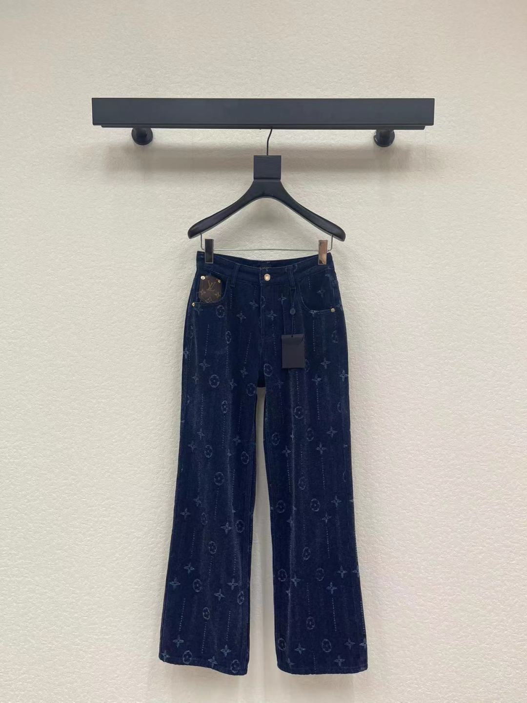 NO:590382,Louis Vuitto* jacquard brushed straight-leg trousers are made of high-quality fabrics and are brushed on the inside. All-over jacquard design. Retro washing process. High-waisted straight-leg version. The upper body is very textured. It is a kind of jeans that is very suitable for autumn and winter. SML,,louis vuitton,jeans,alexander wang19860909Louis Vuitto*提花磨毛直筒裤 采用优质面料 内里有做磨毛 满印提花设计 复古洗水工艺 高腰直筒版型 上身很显质感 很适合秋冬的一款牛仔裤 SML,,louis vuitton,jeans,alexander wang,Women's clothing