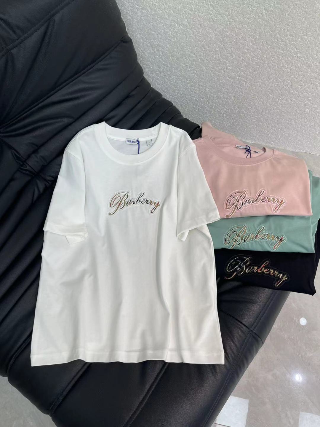 NO:629864,Burberr*26 early spring new BBR round neck embroidered logo short-sleeved T-shirt. Customized YB native cotton material, made with machines imported from Germany, ultra-density processing, stylish texture, stretchy and comfortable, perfectly restoring YB quality, you can feel the ultimate enjoyment when you get it  It has a regular short-sleeved cut, making it look slim and fashionable. The embroidery process is used on the chest to outline the floral-style letter logo, and the iconic brown plaid is embedded to strengthen the brand identity. It has an immediate sense of fashion and high-end, is fashionable and relaxed, and looks stylish when worn alone. SML  A,,burberry,T-shirt,tees,t-shirt,alexander wang19860909Burberr*26早春新款BBR圆领刺绣徽标短袖T恤.定制YB原生全棉材质,德国进口机器打造,超密度处理,质感有型,弹力舒适,完美还原YB品质,拿到手感受极致享受,常规短袖剪裁,穿搭显瘦时尚,胸前利用刺绣工艺,勾勒出花体风格字母徽标,内嵌标志性棕色格纹,加强品牌标识度,时尚高级感立现,时髦松弛,单穿内搭都出彩时髦.SML A,,burberry,T-shirt,tees，t-shirt,alexander wang,Women's clothing