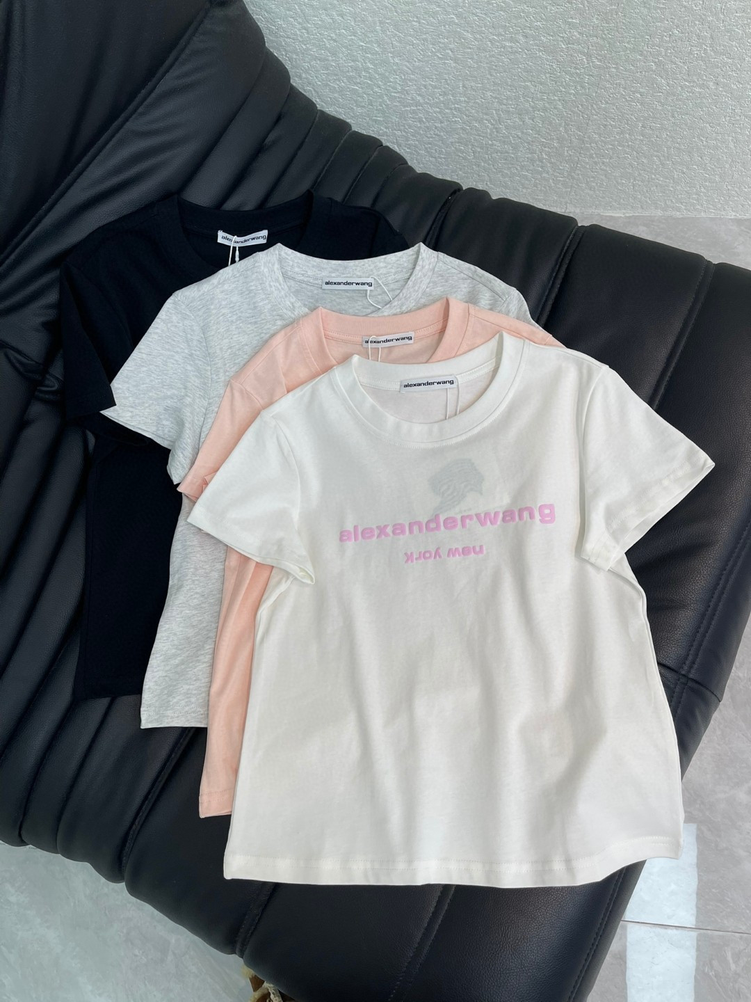 NO:708173,Alexander wan*26 new King three-dimensional foam letter short-sleeved T-shirt, exquisite version, the upper body is slimming!  Customized classic foam print, low-key luxury!  Fashionable must-have items to unlock all outfits!  Look for our quality!  The classic items are fashionable and high-end, and the classic styles are versatile and easy to match!  black/white/grey/pink SML A,,alexander wang,T-shirt,tees,t-shirt,19860909Alexander wan*26新品大王立体发泡字母短袖T恤 精致版型上身巨显瘦！ 定制经典发泡印花 低调奢华！ 时髦精必备单品解锁所有穿搭！ 认准我家品质！经典单品时髦又高级 经典版型百搭不挑人！ 黑色/白色/灰色/粉色 SML A,,alexander wang,T-shirt,tees，t-shirt,,Women's clothing