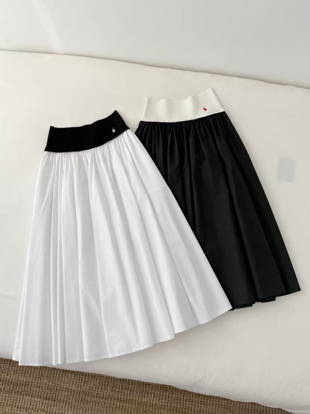 NO:891559,Ralph laure*Raff's new pleated A-line long skirt. The skirt is made of 5-meter high-density combed poplin. High-elastic knitted waistband. French double-pressed seam technology. Top-quality embroidered original custom-dyed fabric. One color and one code can be verified. -Color white black -Size XXS XS S, loro piana,skirts,19860909Ralph laure*拉夫新款百褶A字长裙  裙身采用5米高密精梳府绸 高弹针织腰头 法式双压线锁边工艺 顶级刺绣原厂定染面料 可验证一色一码 -颜色 白色 黑色 -尺码 XXS XS S,,loro piana,skirts,,Women's clothing
