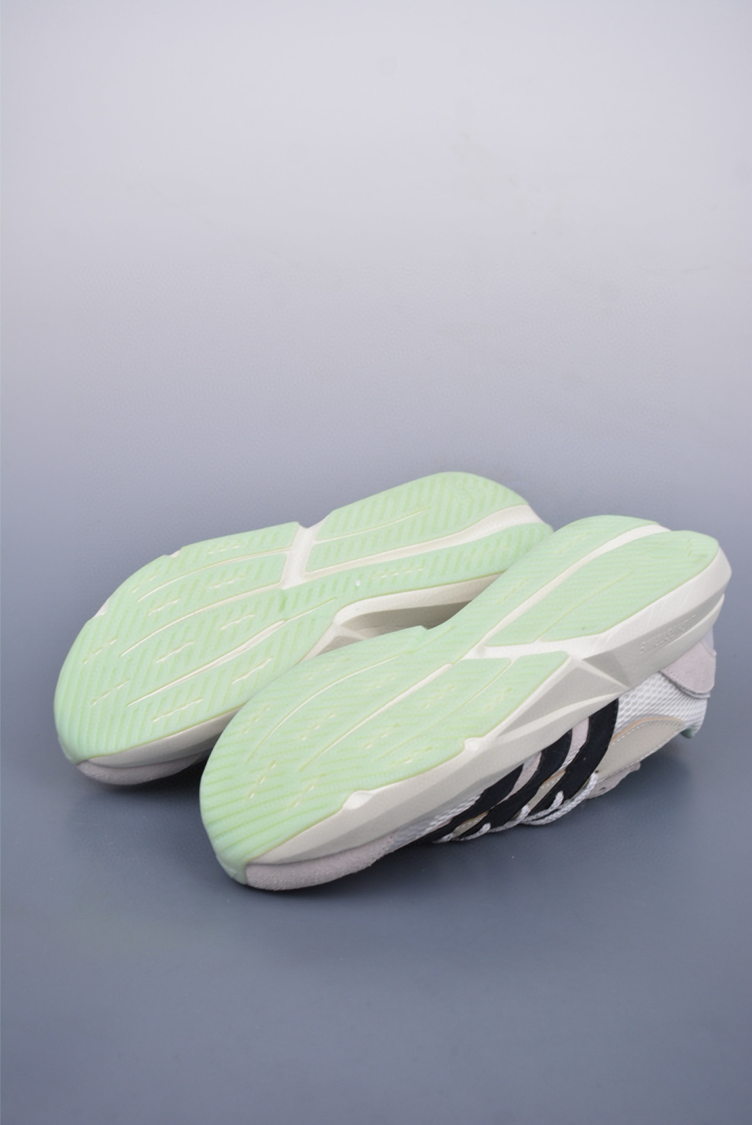 180 Adidas Lightblaze 阿迪透气跑步鞋 麂皮网面拼接 JP8363