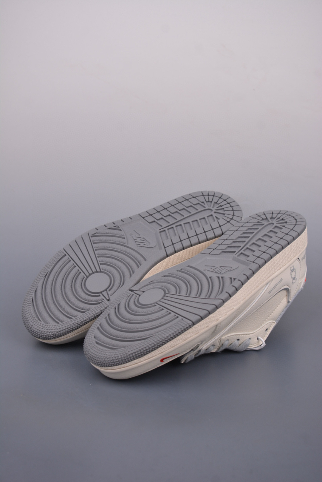 Fragment x Travis Scott x 暴力熊 Air Jordan 1 Low 三方联名倒钩 XS7089-527