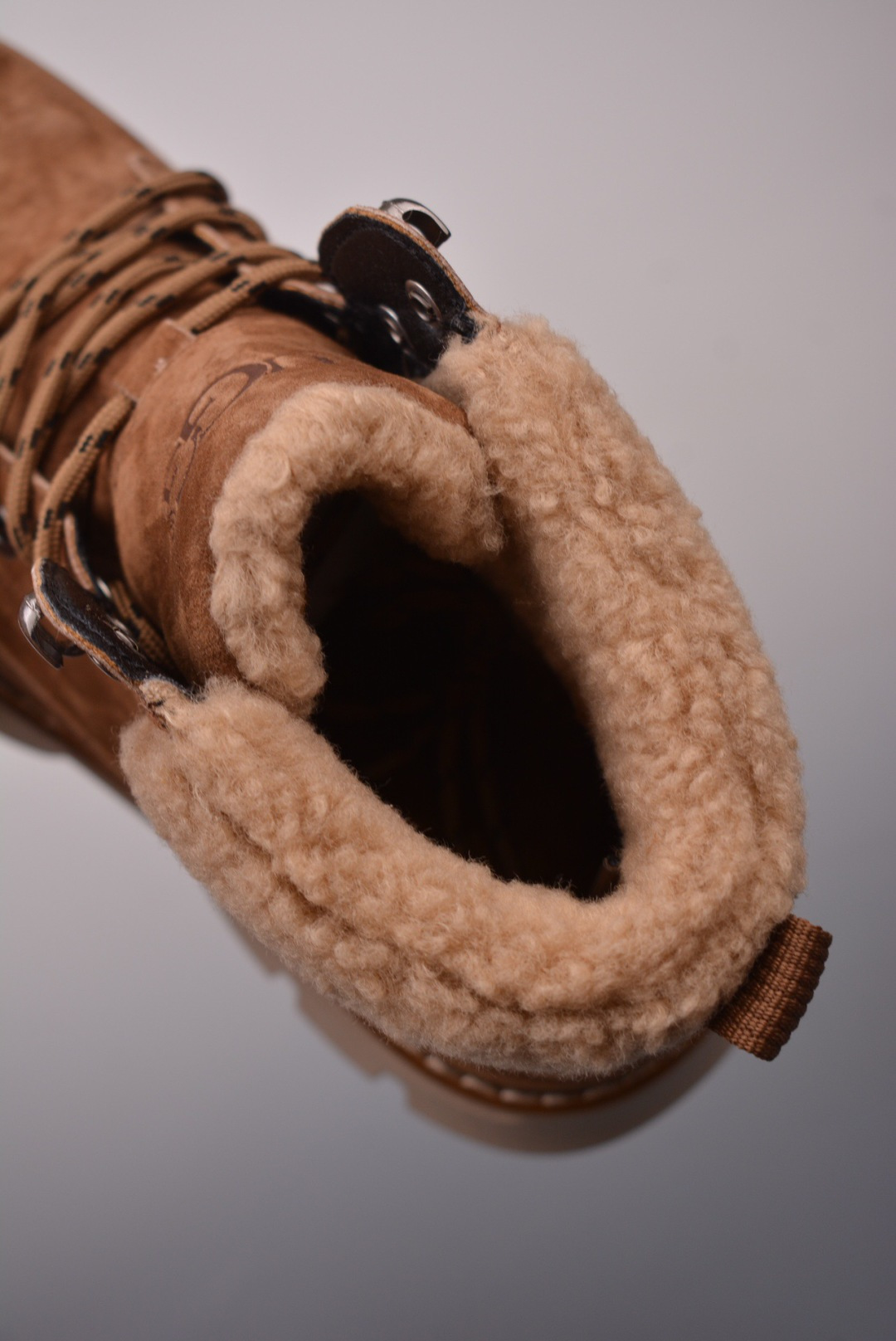 320 UGG Tasman Weather Hybrid 塔斯曼混合系列中帮轻量休闲马丁靴 U5867M