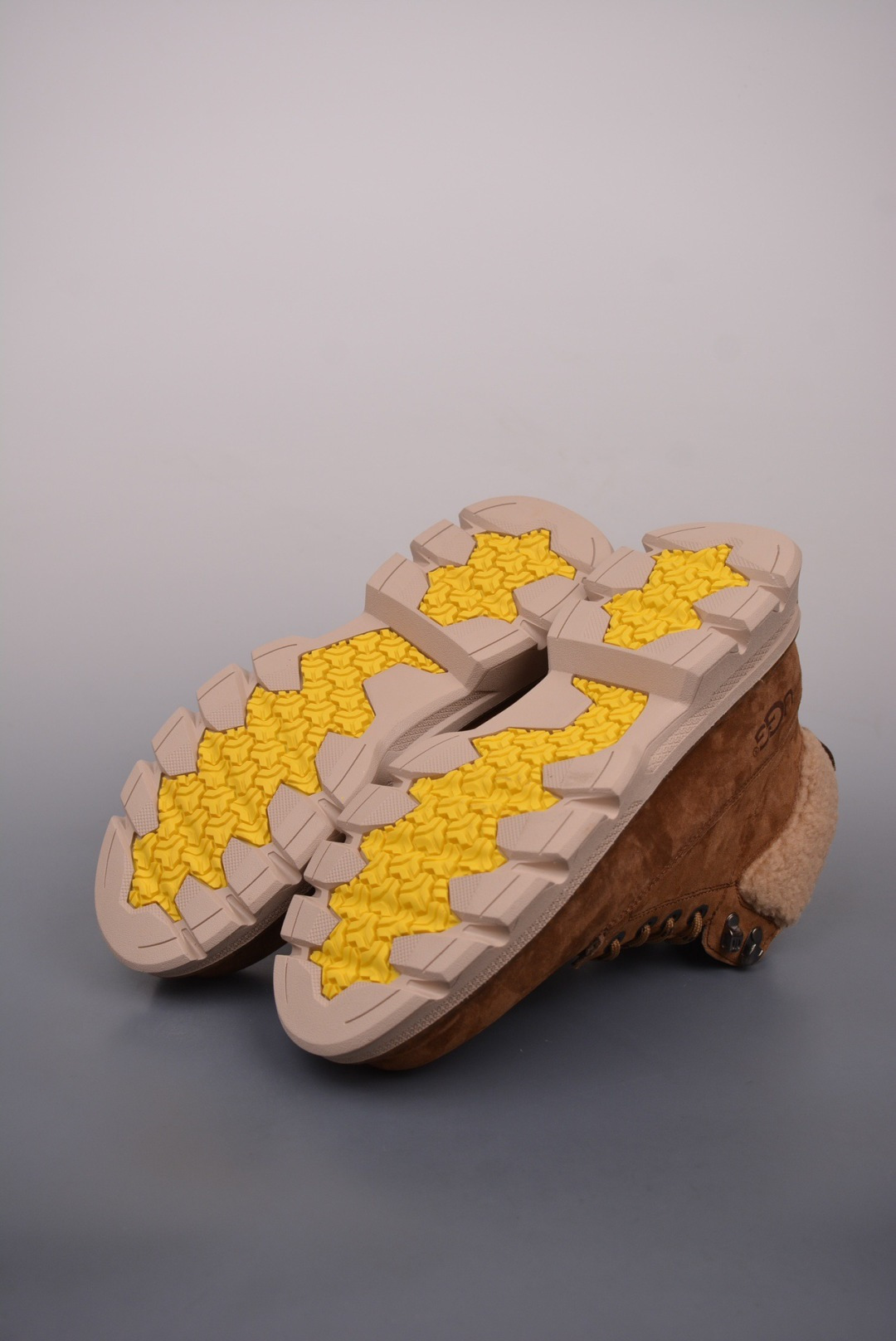 320 UGG Tasman Weather Hybrid 塔斯曼混合系列中帮轻量休闲马丁靴 U5867M