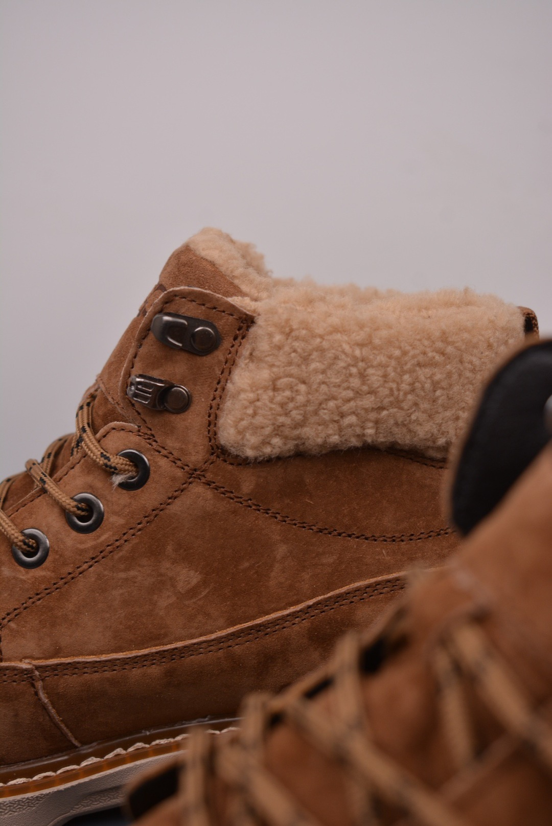 320 UGG Tasman Weather Hybrid 塔斯曼混合系列中帮轻量休闲马丁靴 U5867M
