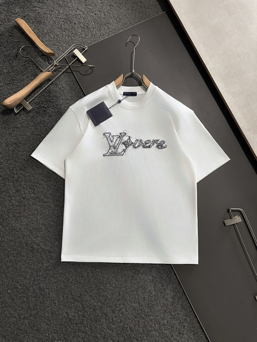 NO:124279,1V 2025SS Spring and Summer latest round neck fashionable short-sleeved T-shirt, synchronized on the official website, and private cotton fabric for the counter!  Comfortable skin, durable and easy to wear, classic simple logo design, original factory craftsmanship, must-have items for handsome men. Number of codes M-XXL, T-shirt,tees, t-shirt,alexander wang198609091V 2025SS春夏最新款圆领时尚短袖T恤,官网同步,专柜纯棉面料！贴肤舒适,耐看又好穿,经典简约logo设计,原厂工艺一丝不苟,型男必备单品 码数M-XXL,,T-shirt,tees，t-shirt,alexander wang,Men's clothing