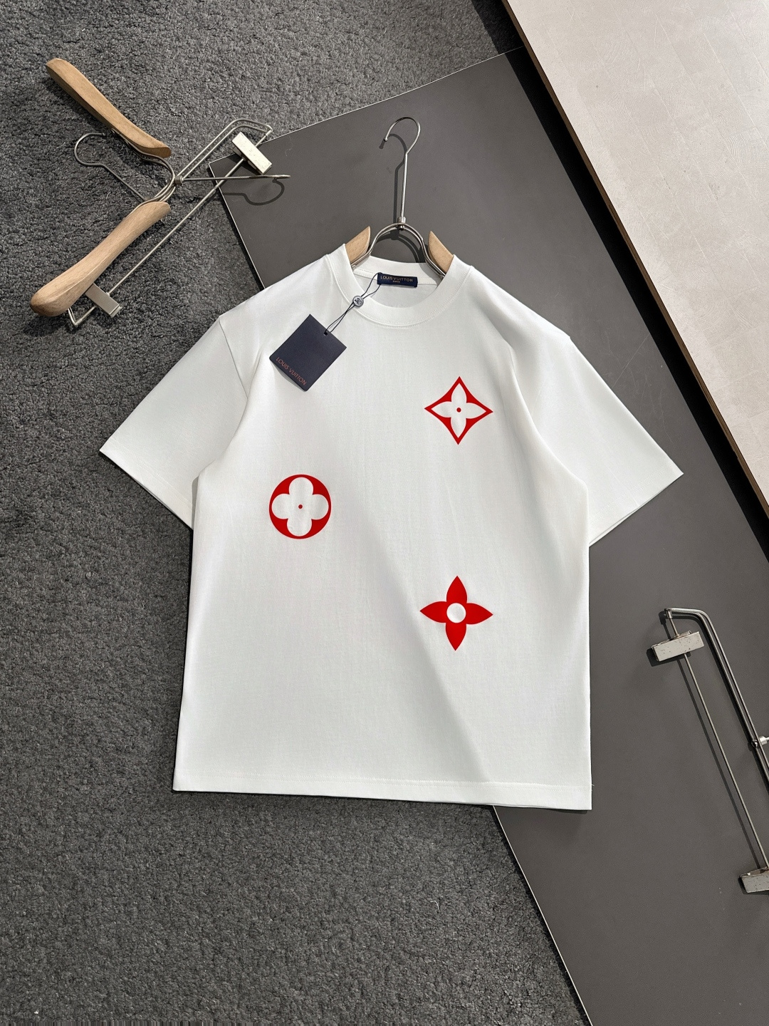 NO:124301,1V 2025SS Spring and Summer latest round neck fashionable short-sleeved T-shirt, synchronized on the official website, and private cotton fabric for the counter!  Comfortable skin, durable and easy to wear, classic simple logo design, original factory craftsmanship, must-have items for handsome men. Number of codes M-XXL, T-shirt,tees, t-shirt,alexander wang198609091V 2025SS春夏最新款圆领时尚短袖T恤,官网同步,专柜纯棉面料！贴肤舒适,耐看又好穿,经典简约logo设计,原厂工艺一丝不苟,型男必备单品 码数M-XXL,,T-shirt,tees，t-shirt,alexander wang,Men's clothing