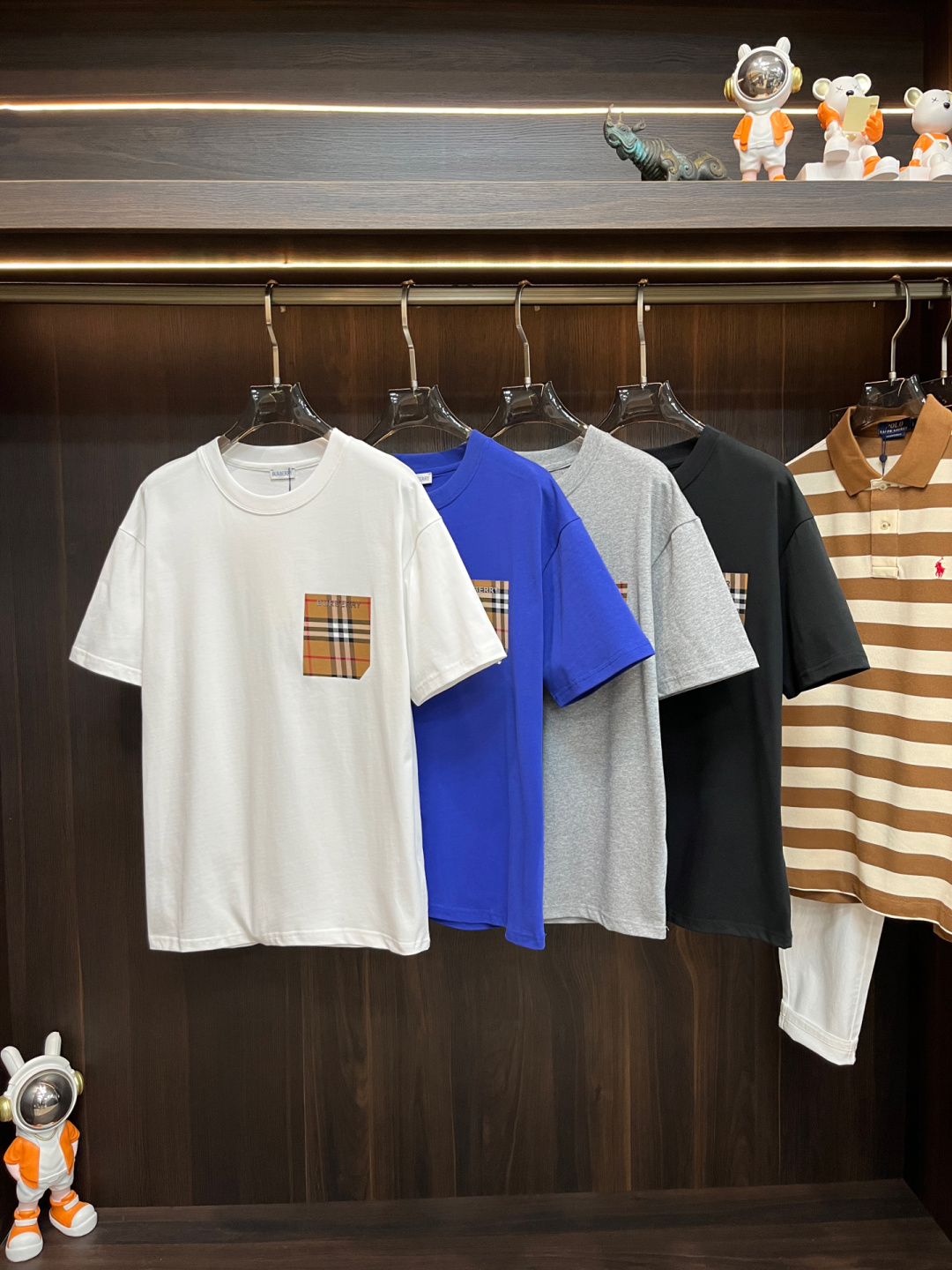 NO:120388,The main recommendation is Burberry 2025 hottest casual short-sleeved fashionable casual short-sleeved short-sleeved, pure cotton fashion casual wide version short-sleeved T-shirt!  Size S-XL H2025 new model first launch, burberry, burberry, T-shirt, tees, t-shirt, alexander wang19860909主推 Burberry 巴宝莉 2025爆款休闲短袖时尚休闲短袖,纯棉时尚休闲阔版短袖T恤！ 尺码S-XL H2025新款首发,,burberry,burberry,T-shirt,tees，t-shirt,alexander wang,Men's clothing