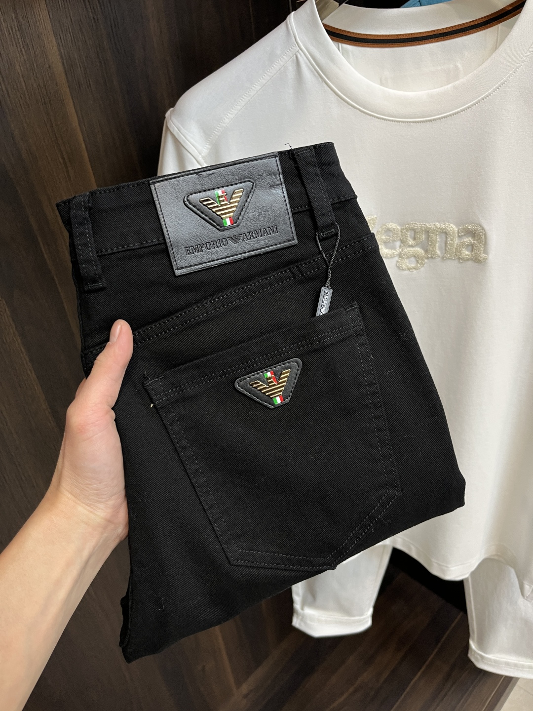 NO:152856,The main recommendation is Armani. It is exclusively available for new Prada trendy men's fashionable casual jeans, high-end European version original single pants, trendy and fashionable casual pants. It has high breathability and comfort, impeccable details, and the brand element design concept reflects high quality. It presents casual cuts, and the upper body style is excellent!  Number of codes 29-38 (no 35 37) H new model first release, Armani, Prada, Armani, Jeans, Alexander wang19860909主推 Armani 阿玛尼 独家专供新款普拉达潮男时尚休闲牛仔裤,高端欧版原单裤子,潮流时尚休闲裤子 透气舒适度高,细节无可挑剔,品牌元素设计理念,体现高品质.呈现休闲裁剪,上身版型超赞！ 码数29-38（无35 37） H新款首发,,armani,prada,armani,jeans,alexander wang,Men's clothing