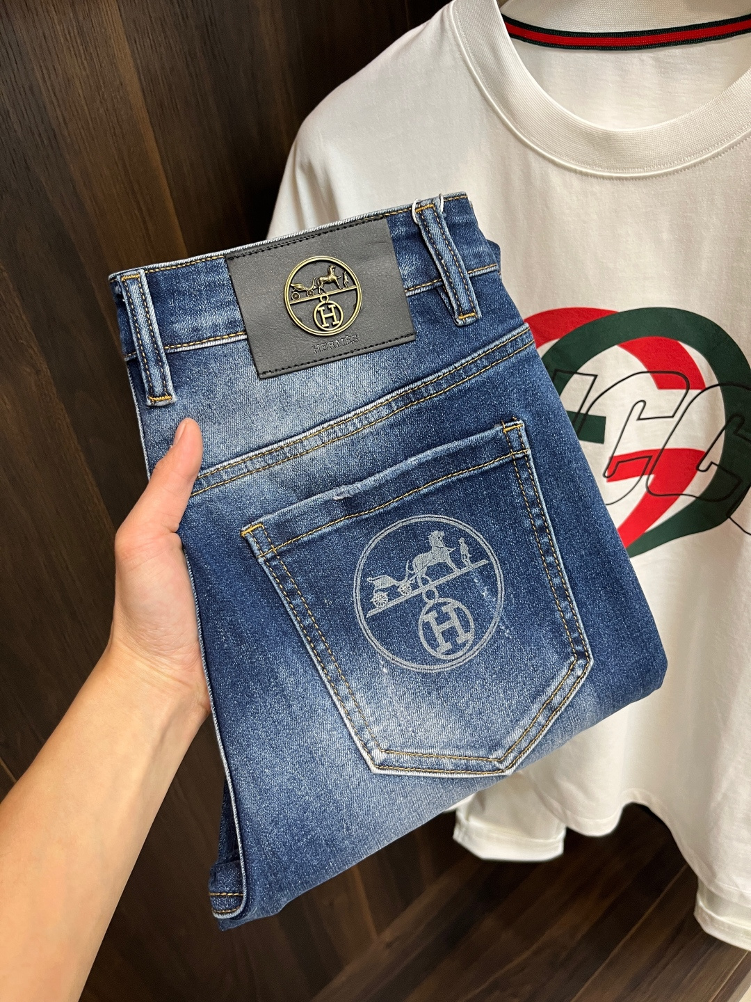 NO:118597,The main recommendation Hermes is exclusively available for new Prada fashion men's fashionable casual jeans, high-end European version original single pants, trendy and fashionable casual pants. It has high breathability and comfort, impeccable details, and the brand element design concept reflects high quality. It presents casual cuts, and the upper body style is superb!  Number of codes 29-38 (no 35 37) H new model first release, hermes, hermes, prada, jeans, alexander wang19860909主推 Hermes 爱马仕 独家专供新款普拉达潮男时尚休闲牛仔裤,高端欧版原单裤子,潮流时尚休闲裤子 透气舒适度高,细节无可挑剔,品牌元素设计理念,体现高品质.呈现休闲裁剪,上身版型超赞！ 码数29-38（无35 37） H新款首发,,hermes,hermes,prada,jeans,alexander wang,Men's clothing