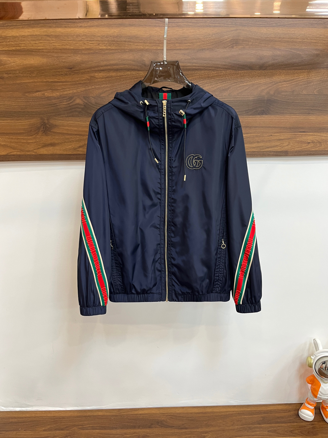 NO:131628,The main recommendation Gucci Ss's early spring new model released Gucci hooded jacket, which is comfortable and slim, lazy and casual, combined with clean and simple colors, is particularly pleasing to the eye, suitable for daily wear~ I love to launch sports items embellished with vitality prints to welcome the arrival of the warm season. Size M-3XL is complete with three standards, shipped the next day, new models are first released, gucci, gucci, jackets & coats, jackets & coats, hats, alexander wang19860909主推 Gucci ss早春新款发布古驰连帽夹克外套,穿上就是舒适自在又显瘦的存在,慵懒而随性,结合干净简单的色系就特别耐看,适合日常穿着~倾情推出缀饰活力印花的运动单品,迎接温暖季节的到来. 尺码M-3XL 三标齐全 隔天出货 H新款首发,,gucci,gucci,jackets & coats,jackets & coats,hats,alexander wang,Men's clothing