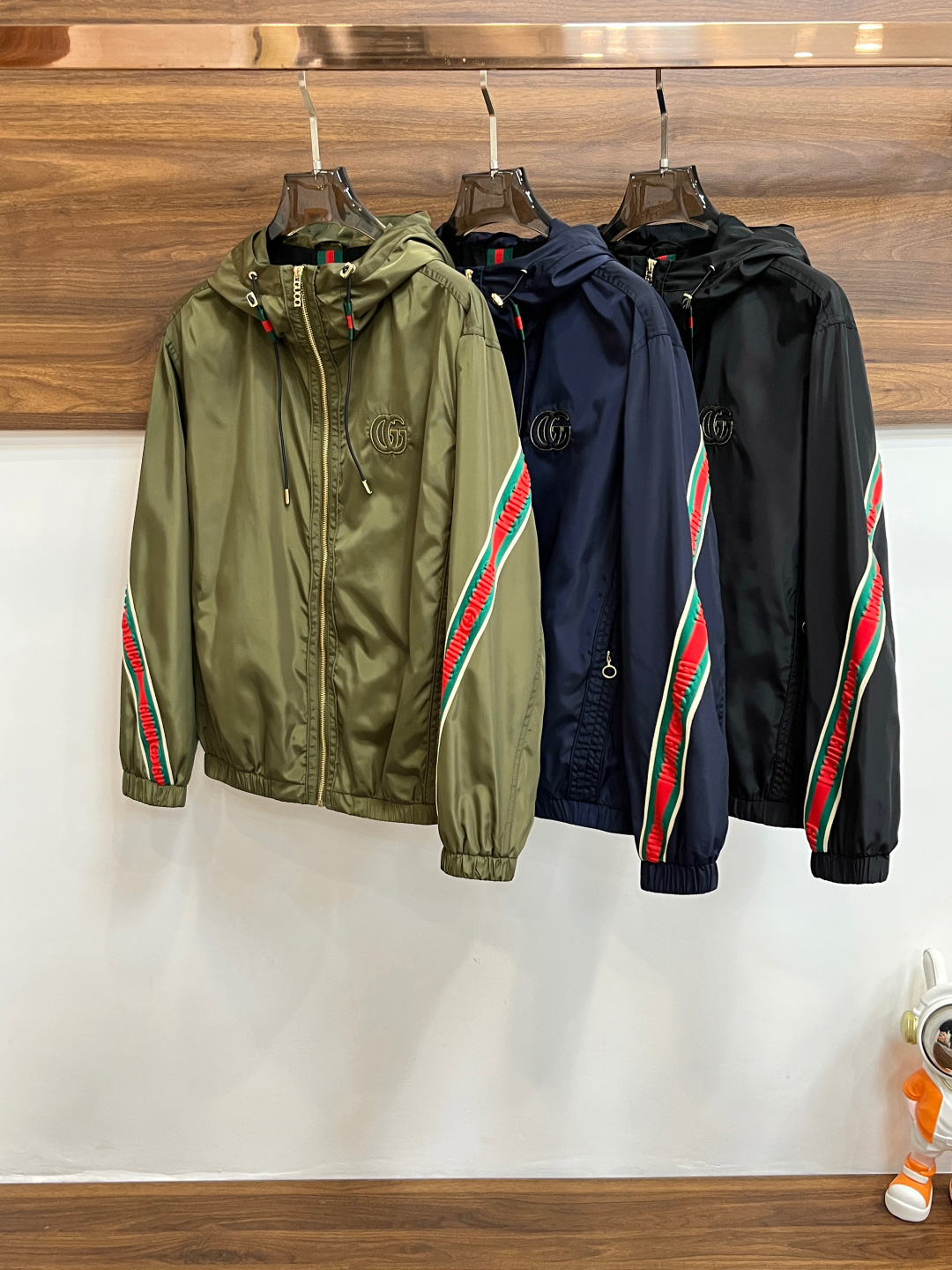 NO:135470,Gucci 2025ss early spring new model released Gucci hooded jacket, which makes you feel comfortable and slim when worn. It is lazy and casual, combined with clean and simple colors, which is particularly pleasing to look at. It is suitable for daily wear~ I love to launch sports items embellished with vitality prints to welcome the arrival of the warm season. Size M-3XL is complete with three standards and shipped the next day. The new H2025 model is first released, gucci, gucci, jackets & coats, jackets & coats, hats, alexander wang19860909Gucci 2025ss早春新款发布古驰连帽夹克外套,穿上就是舒适自在又显瘦的存在,慵懒而随性,结合干净简单的色系就特别耐看,适合日常穿着~倾情推出缀饰活力印花的运动单品,迎接温暖季节的到来. 尺码M-3XL 三标齐全 隔天出货 H2025新款首发,,gucci,gucci,jackets & coats,jackets & coats,hats,alexander wang,Men's clothing