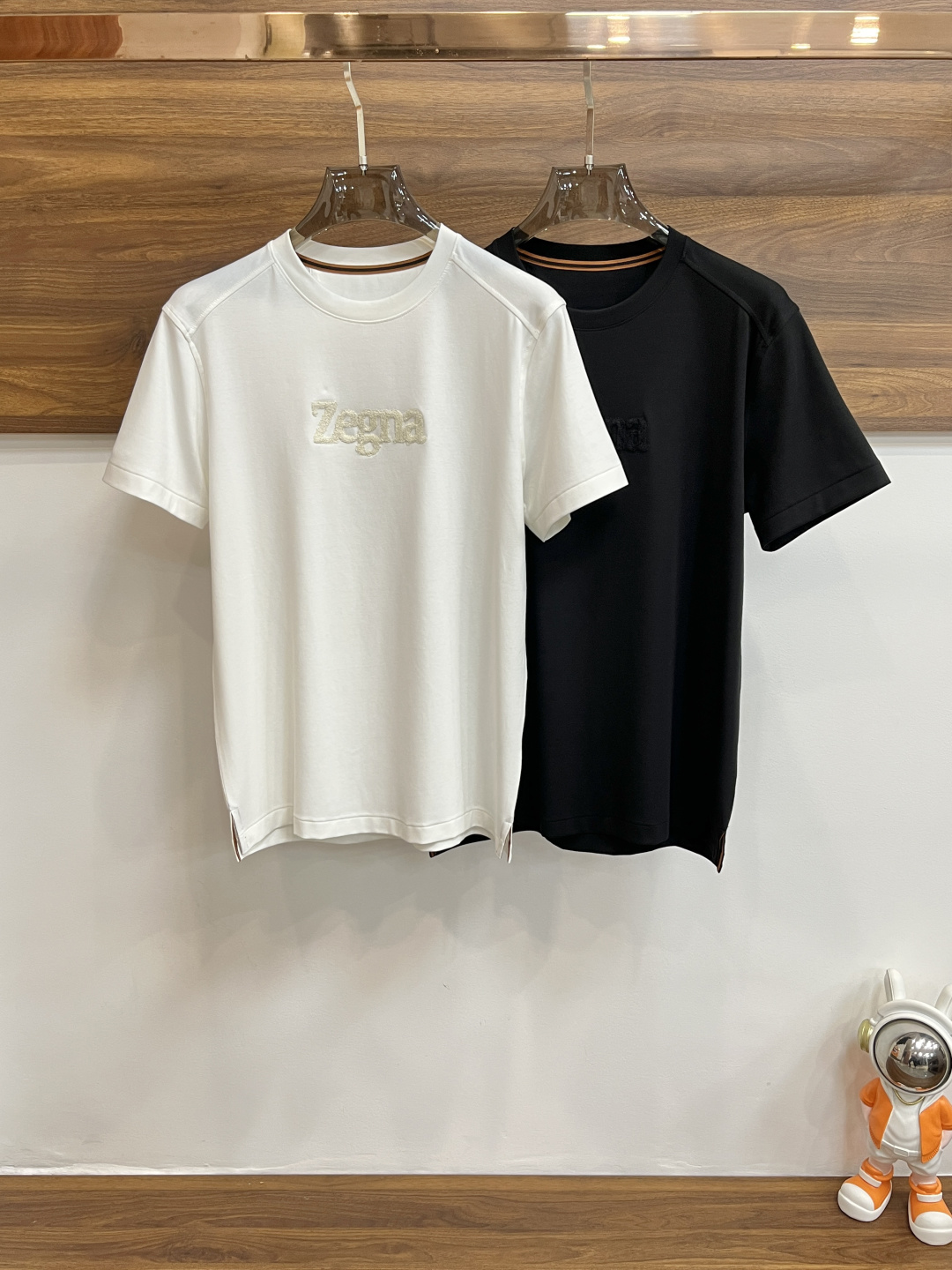 NO:123595,But after the New Year!  The main recommendation Zegna 2025ss early spring new style released Zegna round neck T-shirt, logo embroidery, it is comfortable and comfortable to wear, lazy and casual, combined with clean and simple colors, it is particularly pleasing to look, suitable for daily wear~ I love to launch sports items embellished with vitality prints to welcome the arrival of the warm season. Size S-XL has three standards, shipped the next day, new models are first released, zegna,tees, t-shirt,alexander wang19860909可年后！ 主推 Zegna 2025ss早春新款发布杰尼亚圆领T恤,logo刺绣,穿上就是舒适自在又显瘦的存在,慵懒而随性,结合干净简单的色系就特别耐看,适合日常穿着~倾情推出缀饰活力印花的运动单品,迎接温暖季节的到来. 尺码S-XL 三标齐全 隔天出货 H新款首发,,zegna,tees，t-shirt,alexander wang,Men's clothing