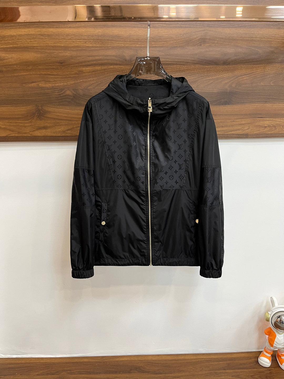 NO:149811,Rebate the hot products!  The main recommendation is the new LV 2025ss early spring style. The new donkey brand hooded jacket is released. Wearing a hot spring jacket on both sides, it is comfortable and comfortable to wear. It is lazy and casual, combined with clean and simple colors, it is particularly pleasing to look at. It is suitable for daily wear~ I love to launch sports items embellished with vitality prints to welcome the arrival of the warm season. Size M-3XL is complete with three standards. The next day, the new H model is first released,,louis vuitton,louis vuitton,jackets & coats,jackets & coats,hats,alexander wang19860909爆款回货！ 主推 LV 2025ss早春新款发布驴牌连帽夹克外套,双面穿春季爆款外套,穿上就是舒适自在又显瘦的存在,慵懒而随性,结合干净简单的色系就特别耐看,适合日常穿着~倾情推出缀饰活力印花的运动单品,迎接温暖季节的到来. 尺码M-3XL 三标齐全 隔天出货 H新款首发,,louis vuitton,louis vuitton,jackets & coats,jackets & coats,hats,alexander wang,Men's clothing