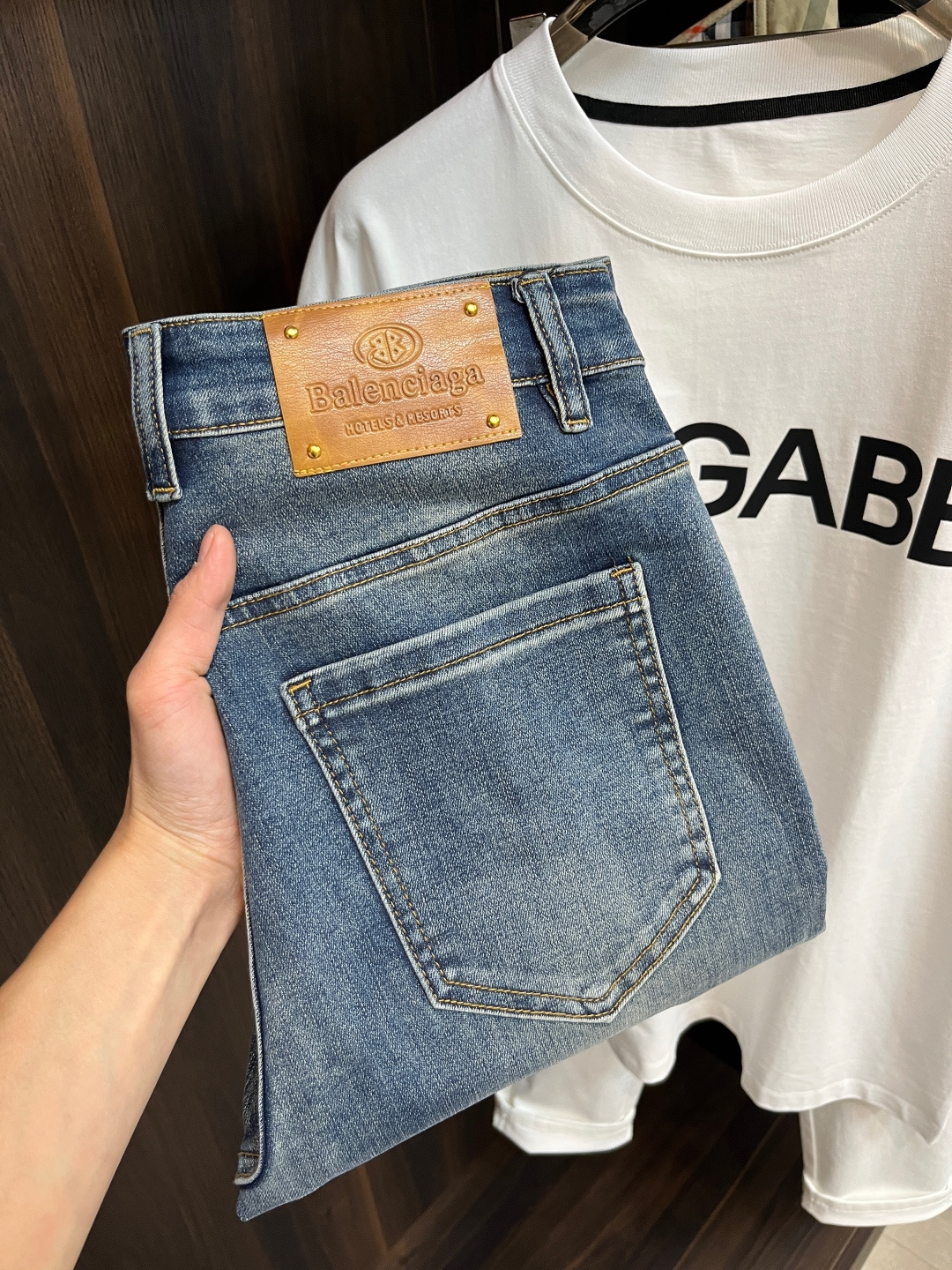 NO:152864,The main recommendation is Balenciaga, exclusively exclusive to the new Prada trendy men's fashionable casual jeans, high-end European version original single pants, trendy and fashionable casual pants, breathable and comfortable, impeccable details, brand elements design concept, reflecting high quality. It presents casual cut, and the upper body style is superb!  Number of codes 29-38 (no 35 37) H new model first release, balenciaga, prada, jeans, alexander wang19860909主推 Balenciaga 独家专供新款普拉达潮男时尚休闲牛仔裤,高端欧版原单裤子,潮流时尚休闲裤子 透气舒适度高,细节无可挑剔,品牌元素设计理念,体现高品质.呈现休闲裁剪,上身版型超赞！ 码数29-38（无35 37） H新款首发,,balenciaga,prada,jeans,alexander wang,Men's clothing