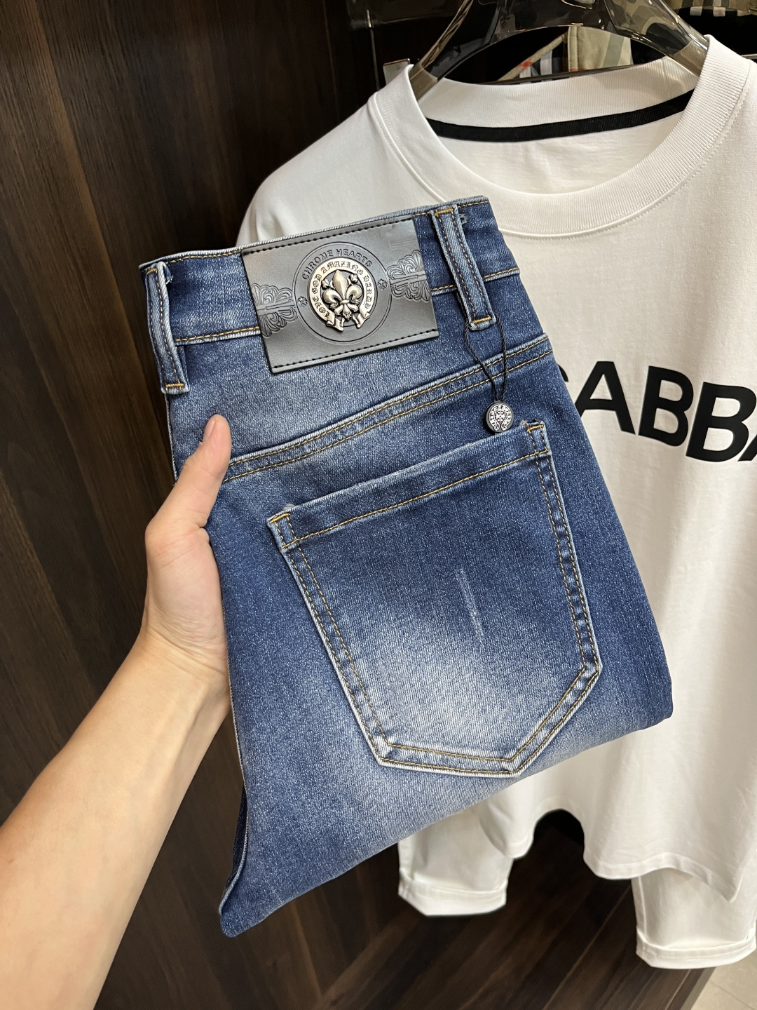 NO:152879,The main recommendation is Croxin. Exclusively available for the new Croxin. Fashionable men's fashionable casual jeans, high-end European version original single pants, trendy and fashionable casual pants. Breathable and comfortable, impeccable details, brand element design concept, reflecting high quality. It presents casual cut, and the upper body style is superb!  Number of codes 29-38 (no 35 37) New H model first release, chrome hearts, jeans, alexander wang19860909主推 克罗心 独家专供新款克罗心 潮男时尚休闲牛仔裤,高端欧版原单裤子,潮流时尚休闲裤子 透气舒适度高,细节无可挑剔,品牌元素设计理念,体现高品质.呈现休闲裁剪,上身版型超赞！ 码数29-38（无35 37） H新款首发,,chrome hearts,jeans,alexander wang,Men's clothing