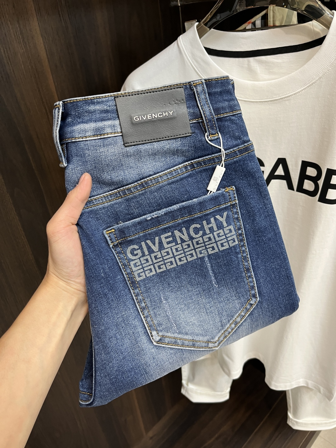 NO:457116,The main recommendation is Givenchy exclusively for the new Givenchy trendy men's fashionable casual jeans, high-end European version original single pants, trendy and fashionable casual pants, breathable and comfortable, impeccable details, brand element design concept, reflecting high quality. It presents casual cut, and the upper body style is superb!  Number of codes 29-38 (no 35 37) H new model first release, given , given , given , jeans , alexander wang19860909主推 Givenchy 独家专供新款纪梵希潮男时尚休闲牛仔裤,高端欧版原单裤子,潮流时尚休闲裤子 透气舒适度高,细节无可挑剔,品牌元素设计理念,体现高品质.呈现休闲裁剪,上身版型超赞！ 码数29-38（无35 37） H新款首发,,givenchy,givenchy,jeans,alexander wang,Men's clothing