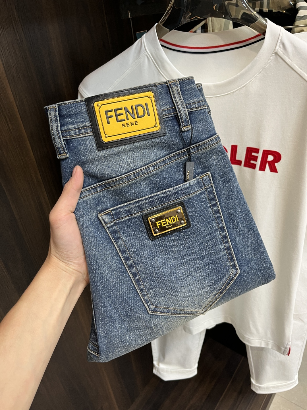 NO:152885,The main recommendation Fendi exclusively offers new styles of fashion men's fashionable casual jeans, high-end European version original single pants, trendy and fashionable casual pants, breathable and comfortable, impeccable details, brand elements design concept, reflecting high quality. It presents casual cut, and the upper body style is superb!  Number of codes 29-38 (no 35 37) H new model first release, fendi, fendi, jeans, alexander wang19860909主推 Fendi 独家专供新款芬迪潮男时尚休闲牛仔裤,高端欧版原单裤子,潮流时尚休闲裤子 透气舒适度高,细节无可挑剔,品牌元素设计理念,体现高品质.呈现休闲裁剪,上身版型超赞！ 码数29-38（无35 37） H新款首发,,fendi,fendi,jeans,alexander wang,Men's clothing