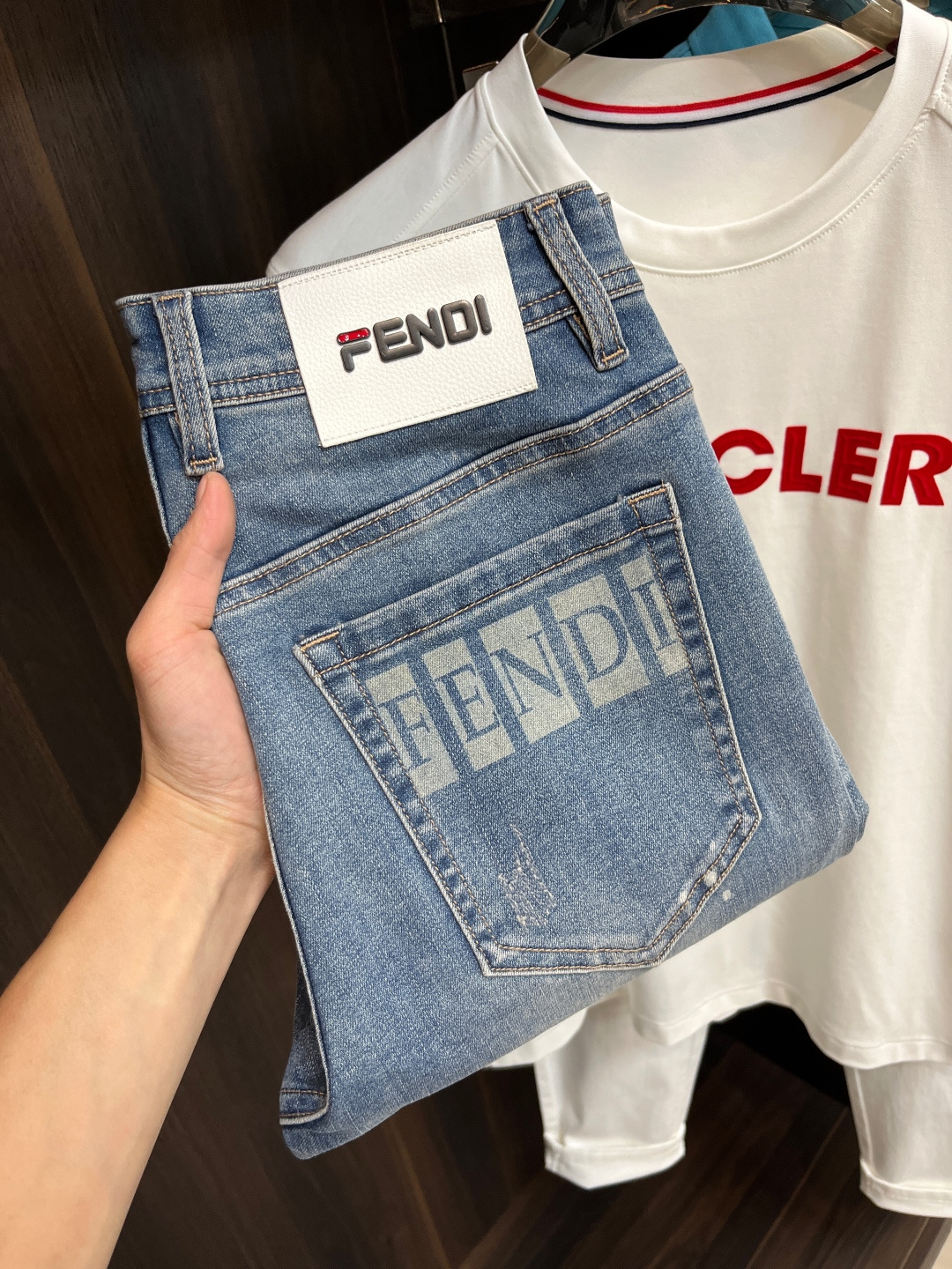 NO:457122,The main recommendation Fendi exclusively offers new styles of fashion men's fashionable casual jeans, high-end European version original single pants, trendy and fashionable casual pants, breathable and comfortable, impeccable details, brand elements design concept, reflecting high quality. It presents casual cut, and the upper body style is superb!  Number of codes 29-38 (no 35 37) H new model first release, fendi, fendi, jeans, alexander wang19860909主推 Fendi 独家专供新款芬迪潮男时尚休闲牛仔裤,高端欧版原单裤子,潮流时尚休闲裤子 透气舒适度高,细节无可挑剔,品牌元素设计理念,体现高品质.呈现休闲裁剪,上身版型超赞！ 码数29-38（无35 37） H新款首发,,fendi,fendi,jeans,alexander wang,Men's clothing