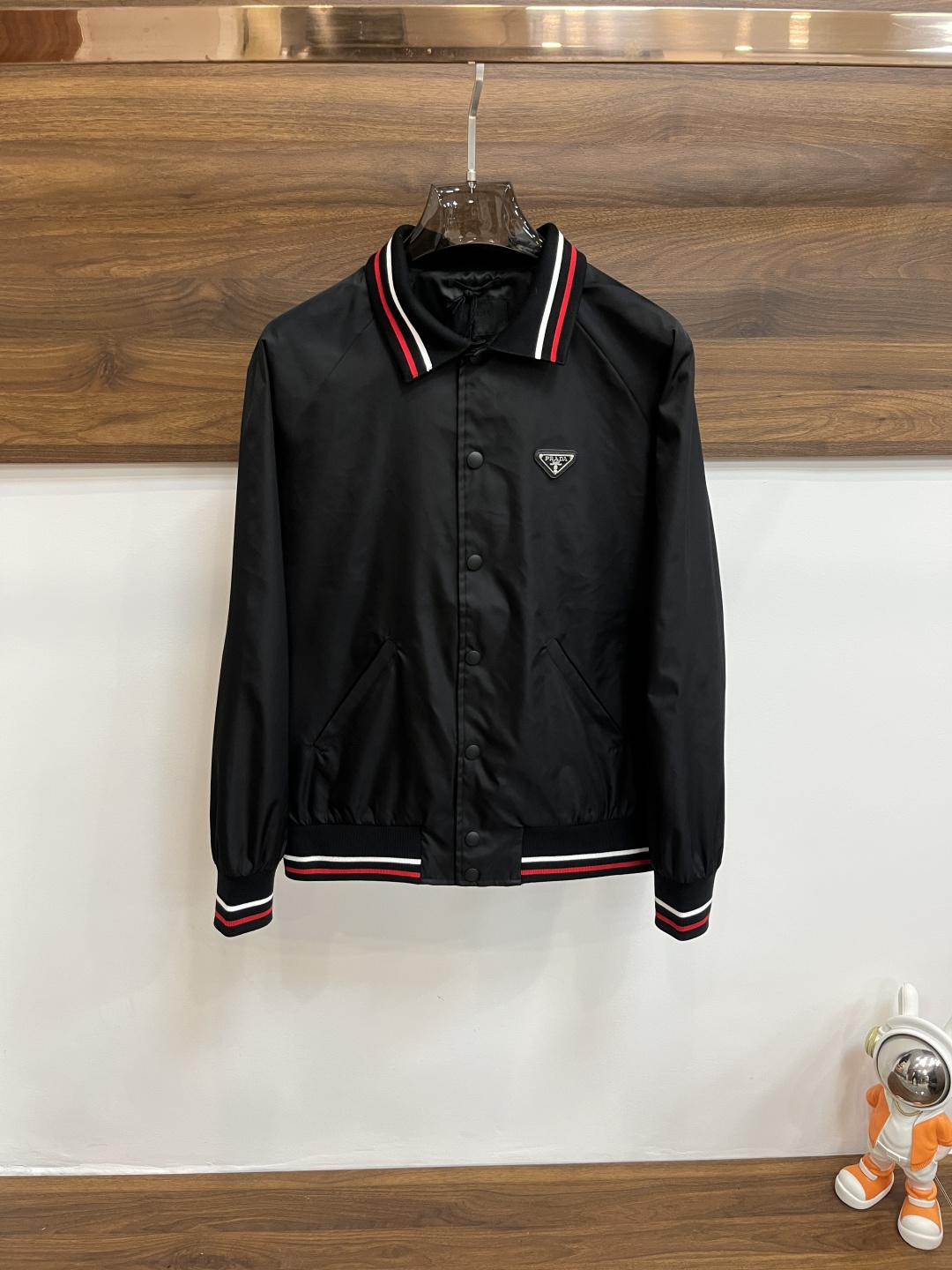 NO:117091,The main recommendation is the new Prada lapel jacket for spring, a high-end brand fashion trendy casual jacket, impeccable details, brand element design concept, reflecting high quality. It presents casual cut, and the upper body style is superb!  S-XL H2025 new model debut, prada, prada, jackets & coats, jackets & coats, alexander wang19860909主推 Prada 25S春季新款普拉达翻领夹克外套,高端品牌时尚潮流休闲外套,细节无可挑剔,品牌元素设计理念,体现高品质.呈现休闲裁剪,上身版型超赞！ 码数S-XL H2025新款首发,,prada,prada,jackets & coats,jackets & coats,alexander wang,Men's clothing