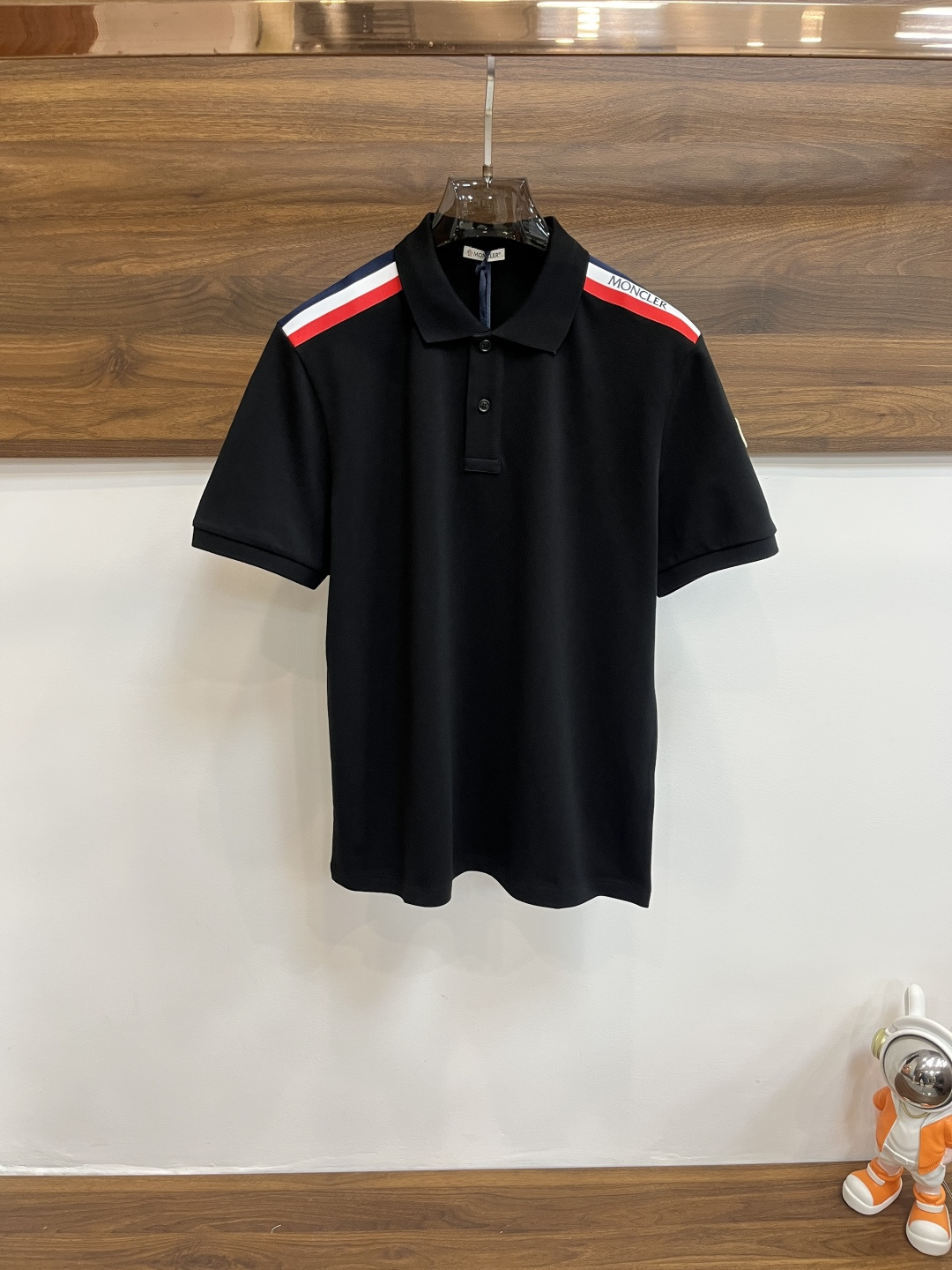 NO:121645,The main recommendation is Moncler 25S spring new cover-and-mouth lapel T-shirt short-sleeved, high-end brand fashion trend casual short-sleeved T-shirt, impeccable details, brand element design concept, reflecting high quality. It presents casual cut, and the upper body style is superb!  S-XL H2025 new model debut, christian louboutin, Moncler, T-shirt, tees, t-shirt, alexander wang19860909主推 Moncler 25S春季新款蒙口翻领T恤短袖,高端品牌时尚潮流休闲短袖T恤,细节无可挑剔,品牌元素设计理念,体现高品质.呈现休闲裁剪,上身版型超赞！ 码数S-XL H2025新款首发,,christian louboutin,Moncler,T-shirt,tees，t-shirt,alexander wang,Men's clothing