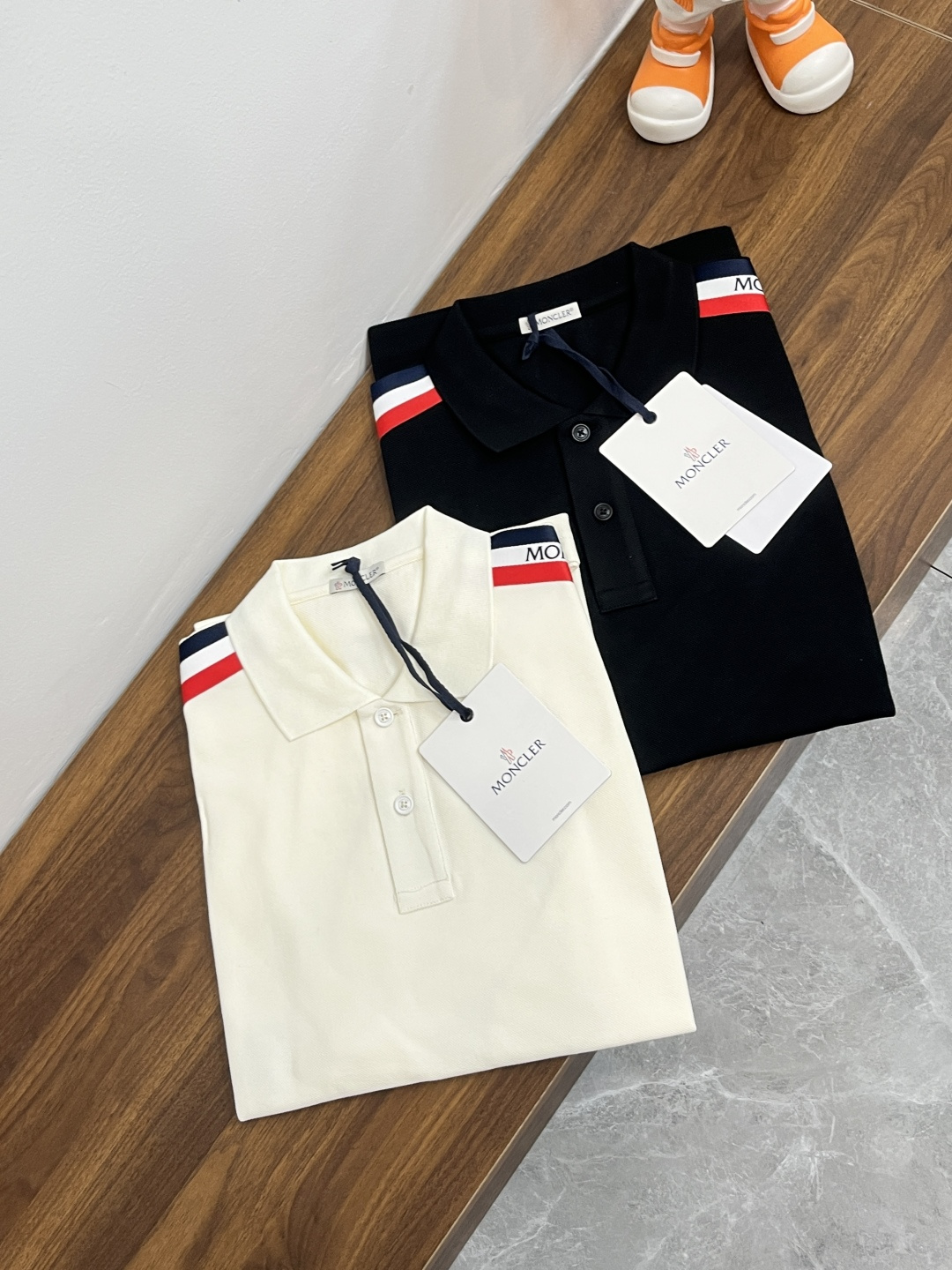 NO:121648,The main recommendation is Gucci 25S spring new Gucci lapel T-shirt short-sleeved, high-end brand fashion trend casual short-sleeved T-shirt, impeccable details, brand element design concept, reflecting high quality. It presents casual cut, and the upper body style is superb!  S-XL H2025 new model first launch, gucci, gucci, T-shirt, tees, t-shirt, alexander wang19860909主推 Gucci 25S春季新款古驰翻领T恤短袖,高端品牌时尚潮流休闲短袖T恤,细节无可挑剔,品牌元素设计理念,体现高品质.呈现休闲裁剪,上身版型超赞！ 码数S-XL H2025新款首发,,gucci,gucci,T-shirt,tees，t-shirt,alexander wang,Men's clothing