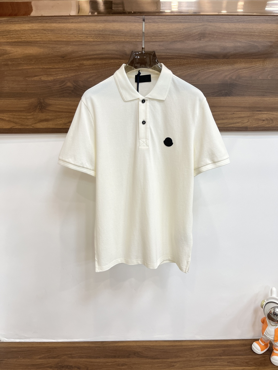 NO:121650,The main recommendation is Moncler 25S spring new cover-and-mouth lapel T-shirt short-sleeved, high-end brand fashion trend casual short-sleeved T-shirt, impeccable details, brand element design concept, reflecting high quality. It presents casual cut, and the upper body style is superb!  S-XL H2025 new model debut, christian louboutin, Moncler, T-shirt, tees, t-shirt, alexander wang19860909主推 Moncler 25S春季新款蒙口翻领T恤短袖,高端品牌时尚潮流休闲短袖T恤,细节无可挑剔,品牌元素设计理念,体现高品质.呈现休闲裁剪,上身版型超赞！ 码数S-XL H2025新款首发,,christian louboutin,Moncler,T-shirt,tees，t-shirt,alexander wang,Men's clothing